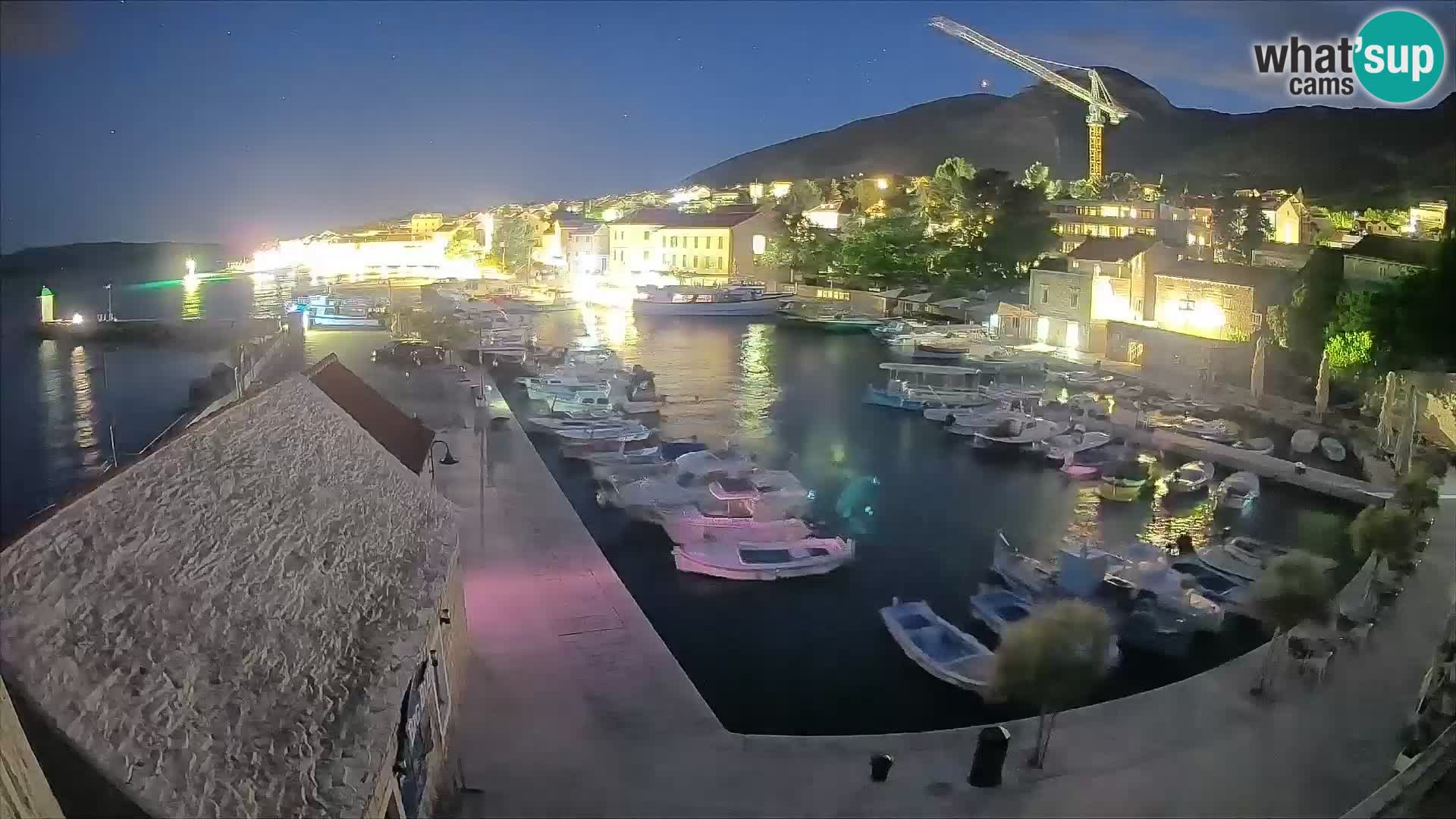 Spletna kamera Bol pristanišče – Pogled v živo na Rivo in marino
