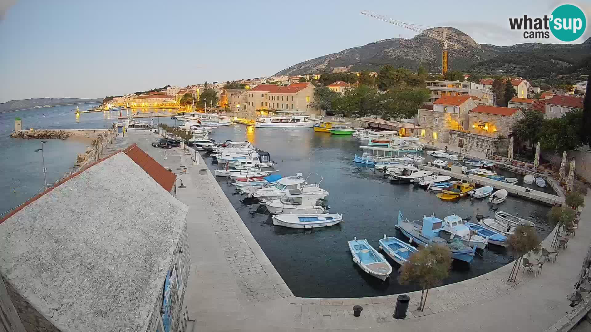 Web kamera Bol Riva – Pogled uživo na luku i marinu