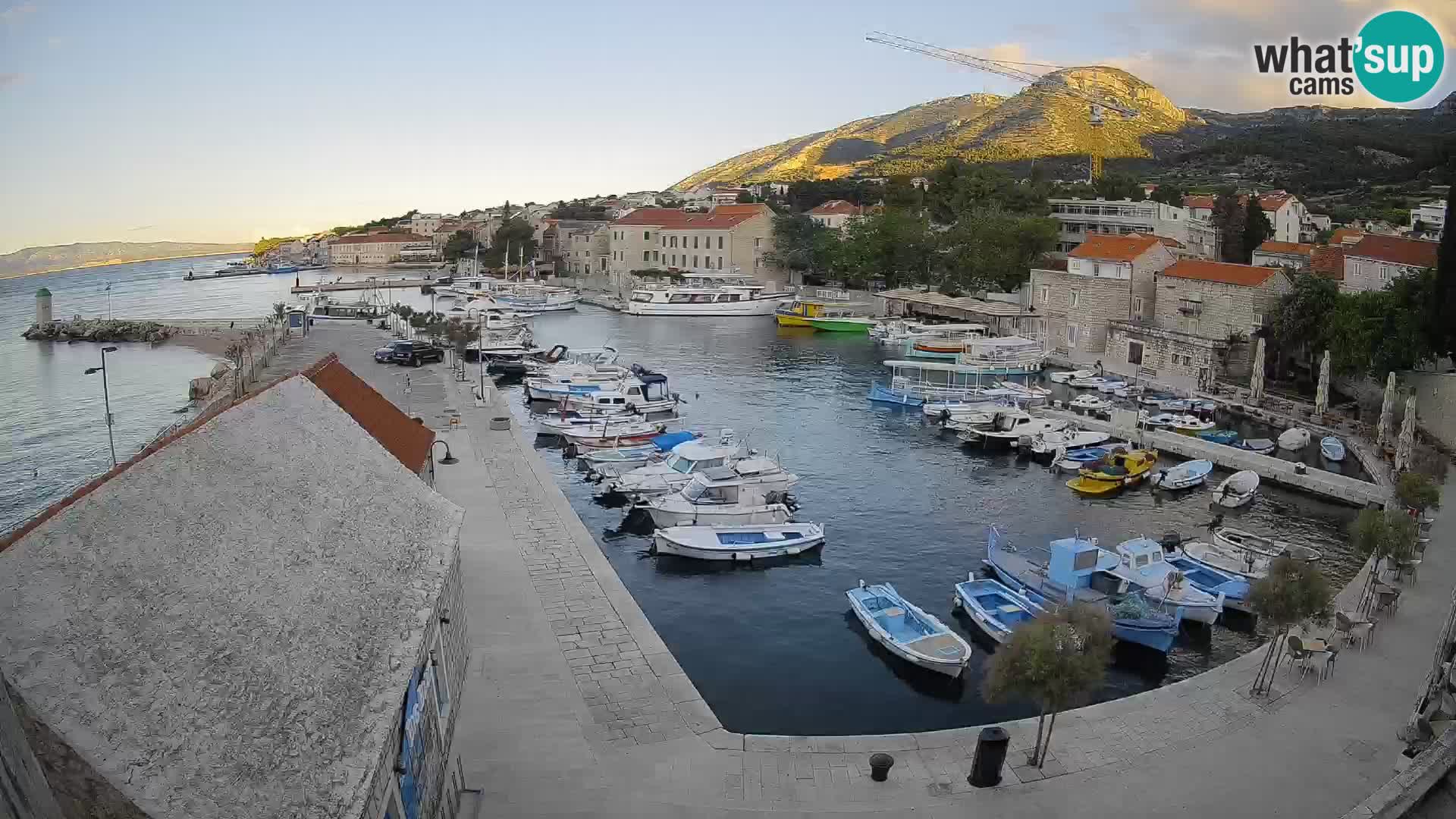 Web kamera Bol Riva – Pogled uživo na luku i marinu