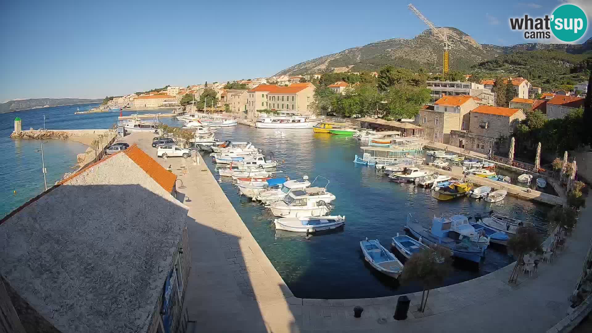 Web kamera Bol Riva – Pogled uživo na luku i marinu