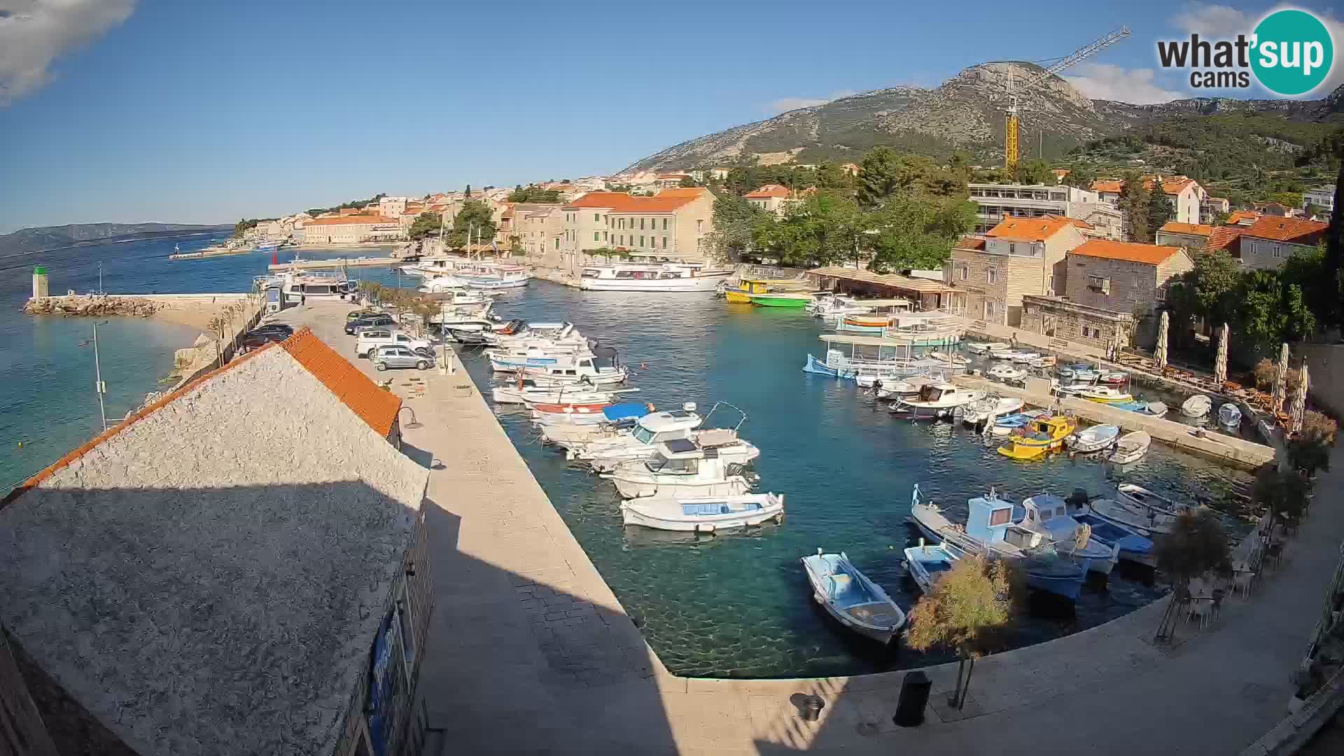 Web kamera Bol Riva – Pogled uživo na luku i marinu