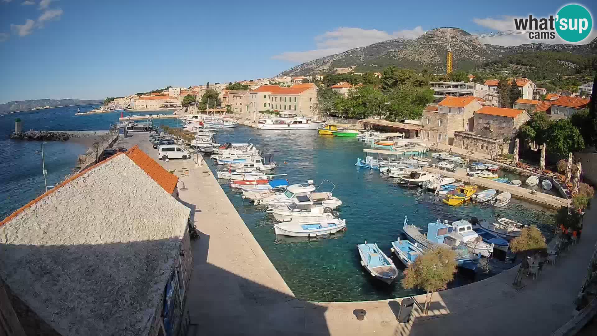 Web kamera Bol Riva – Pogled uživo na luku i marinu
