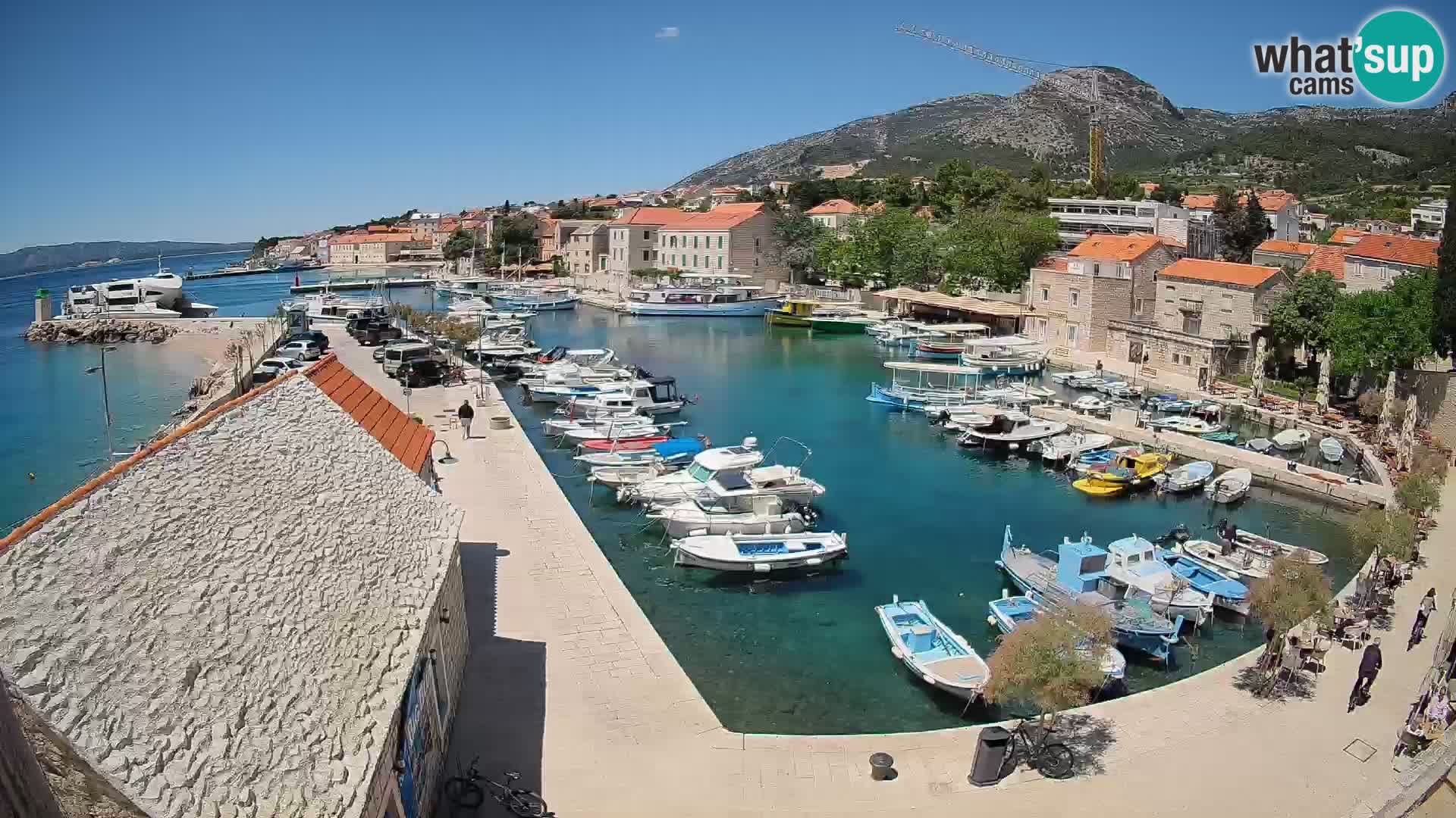 Web kamera Bol Riva – Pogled uživo na luku i marinu