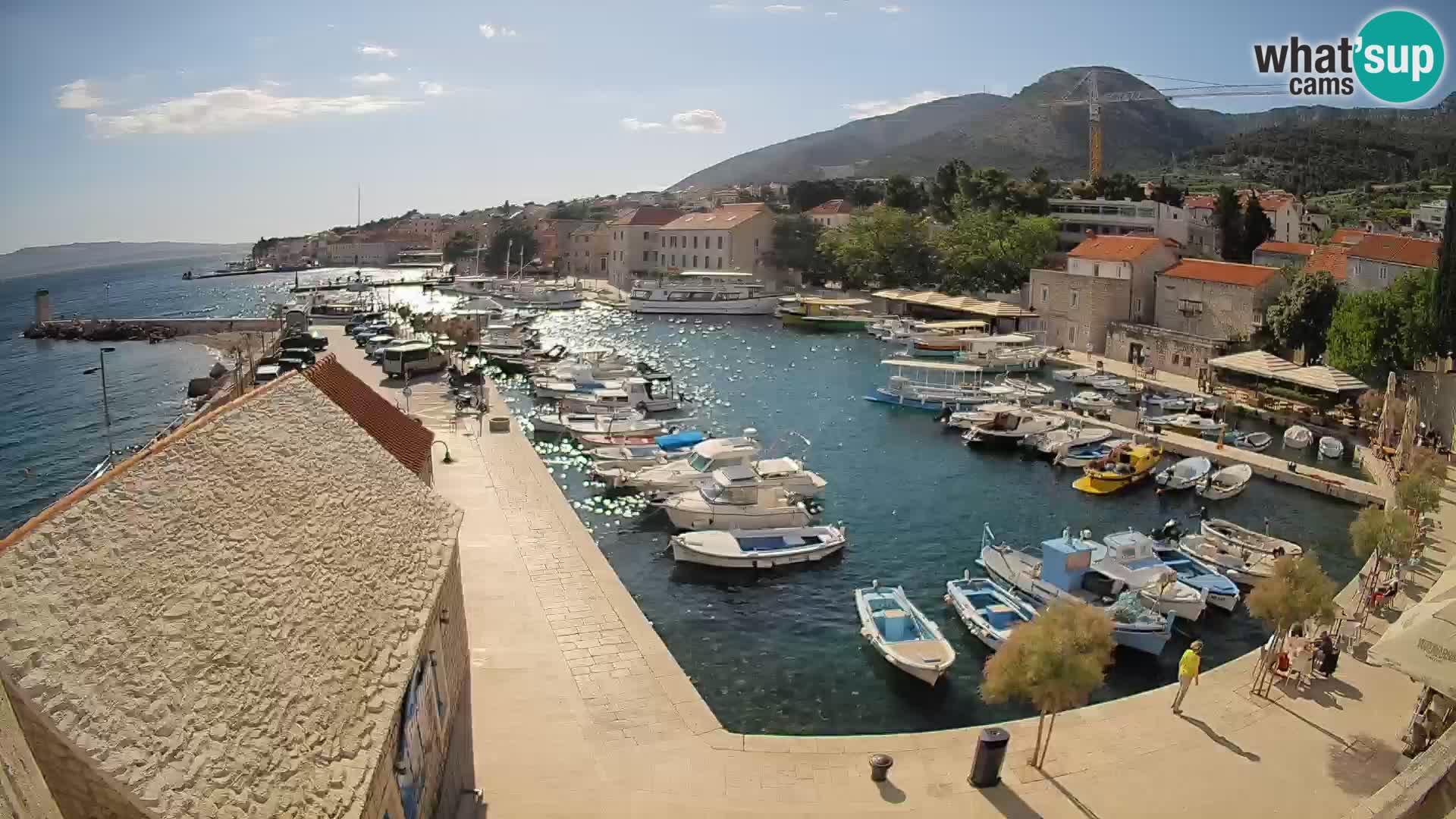 Spletna kamera Bol pristanišče – Pogled v živo na Rivo in marino