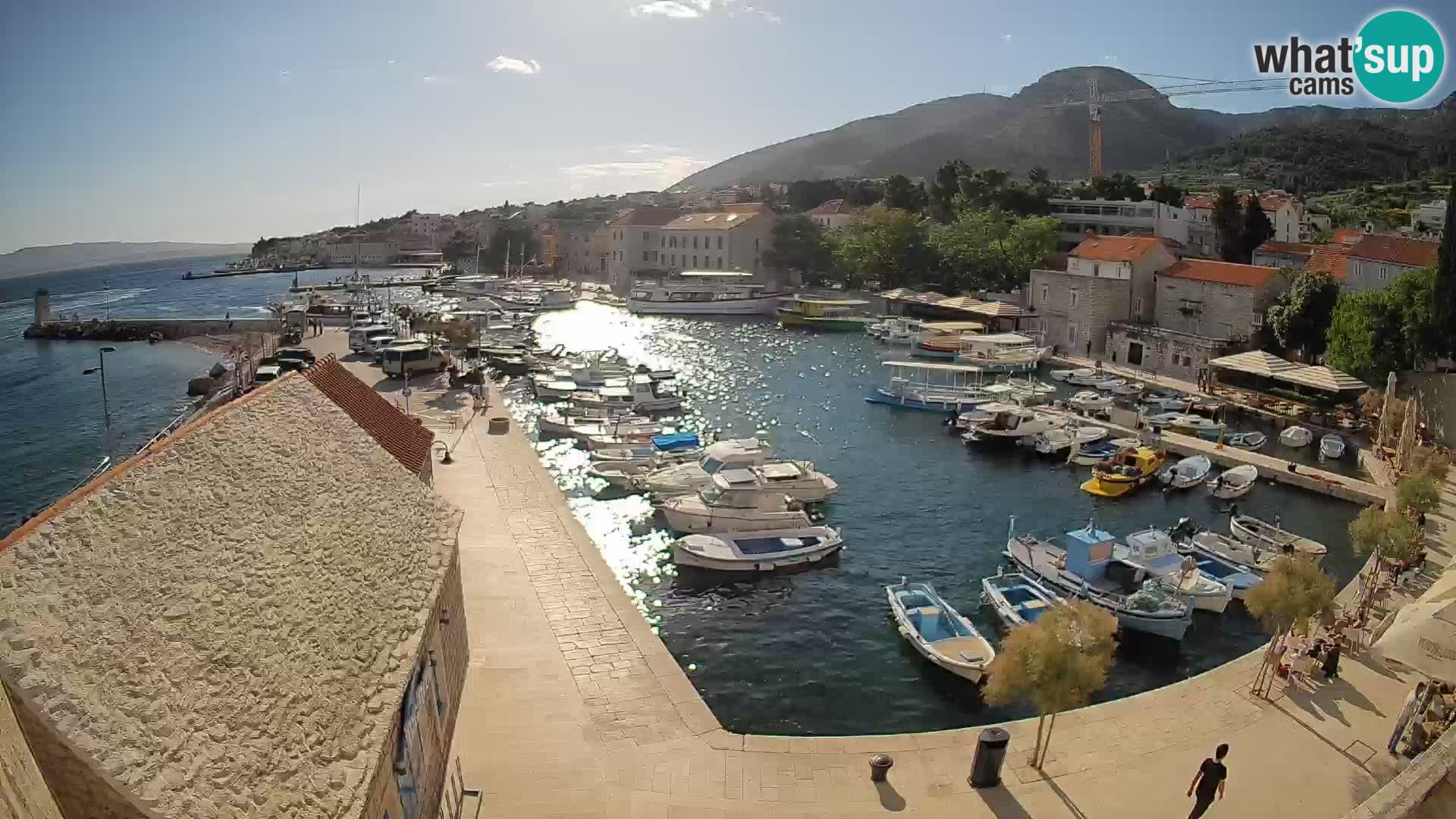 Spletna kamera Bol pristanišče – Pogled v živo na Rivo in marino