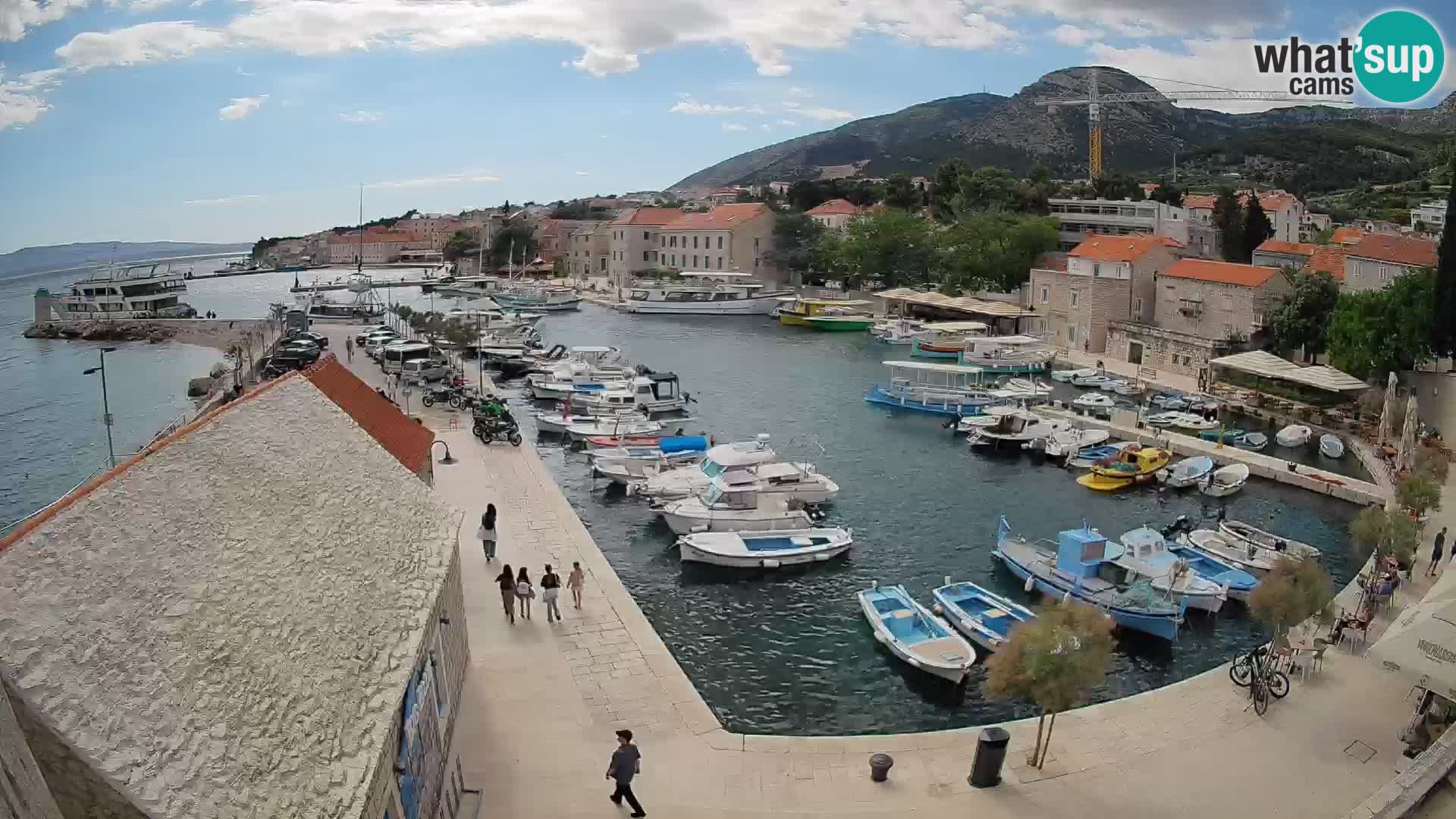 Spletna kamera Bol pristanišče – Pogled v živo na Rivo in marino
