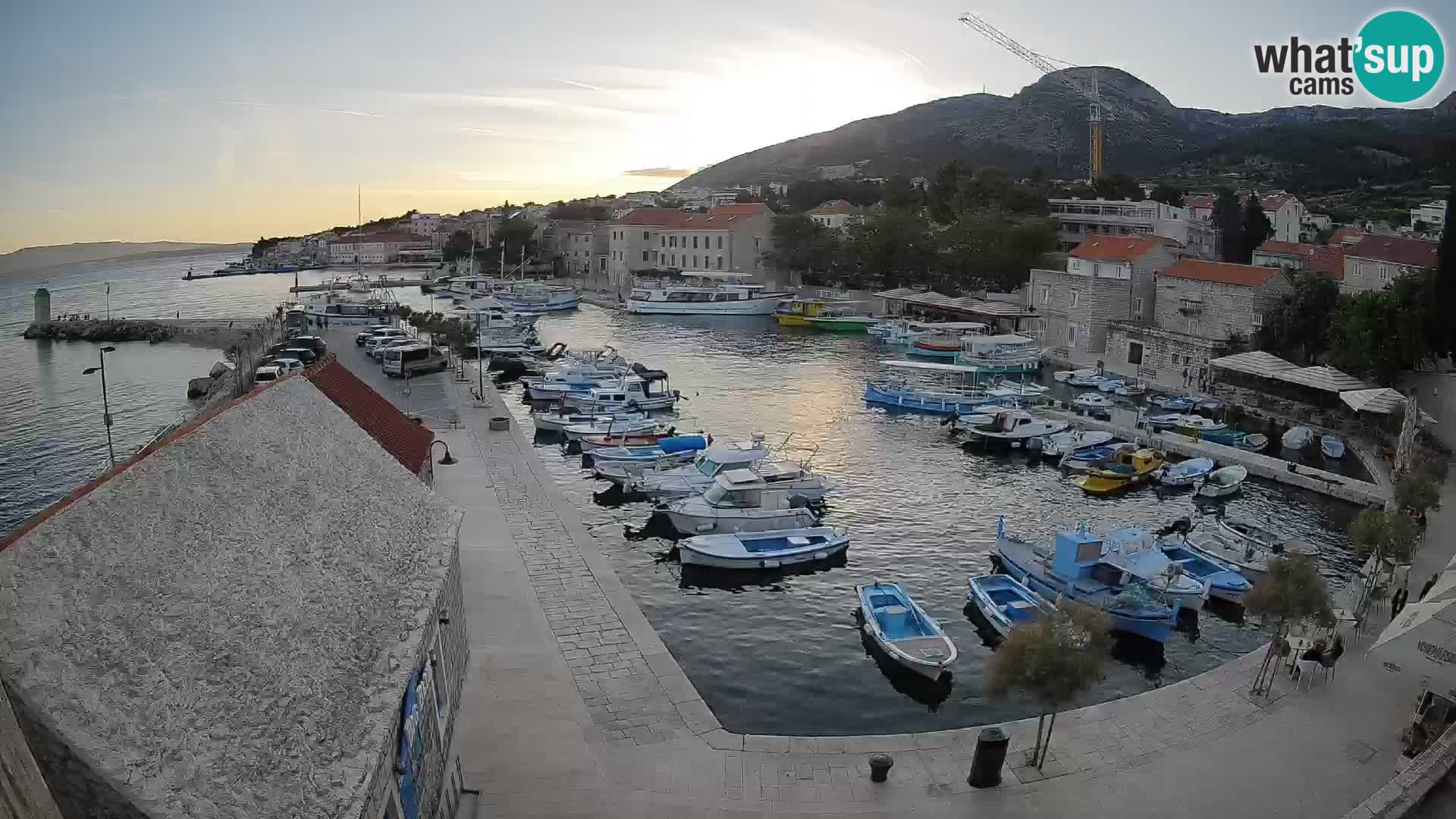 Spletna kamera Bol pristanišče – Pogled v živo na Rivo in marino