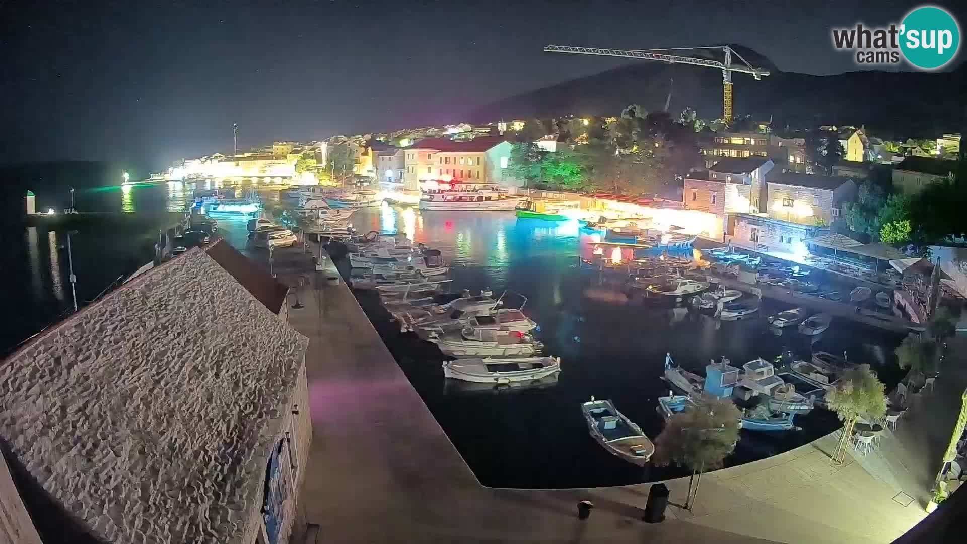 Web kamera Bol Riva – Pogled uživo na luku i marinu