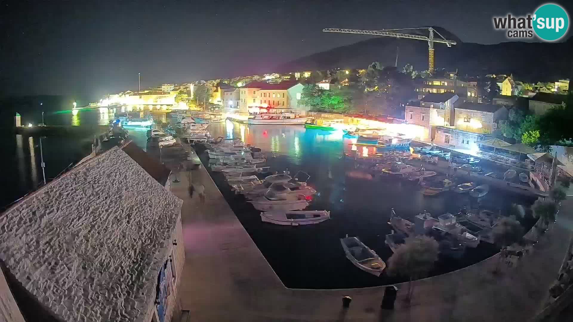 Web kamera Bol Riva – Pogled uživo na luku i marinu