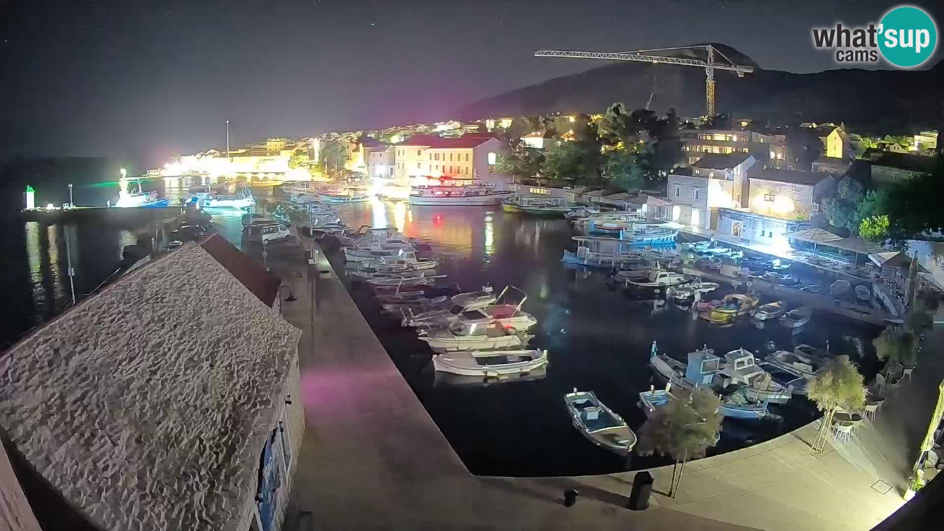 Spletna kamera Bol pristanišče – Pogled v živo na Rivo in marino