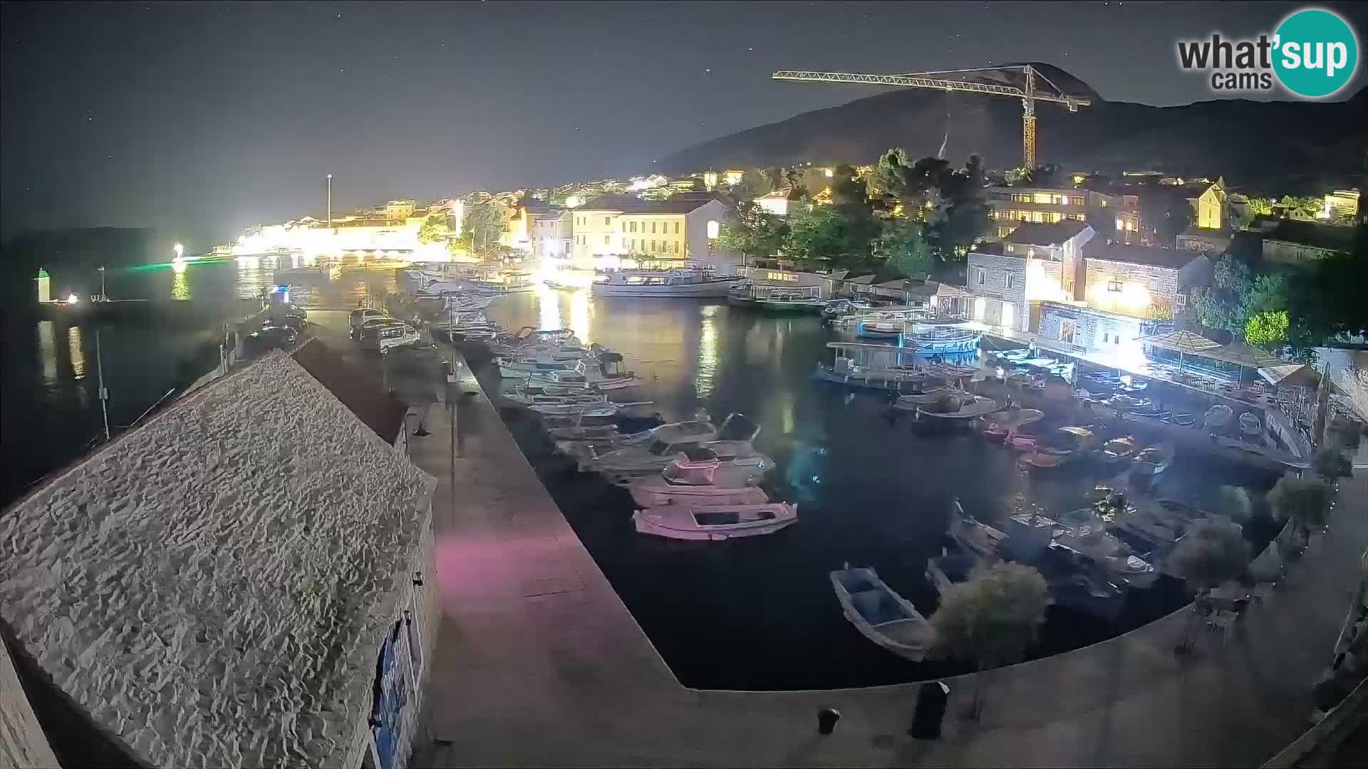 Spletna kamera Bol pristanišče – Pogled v živo na Rivo in marino