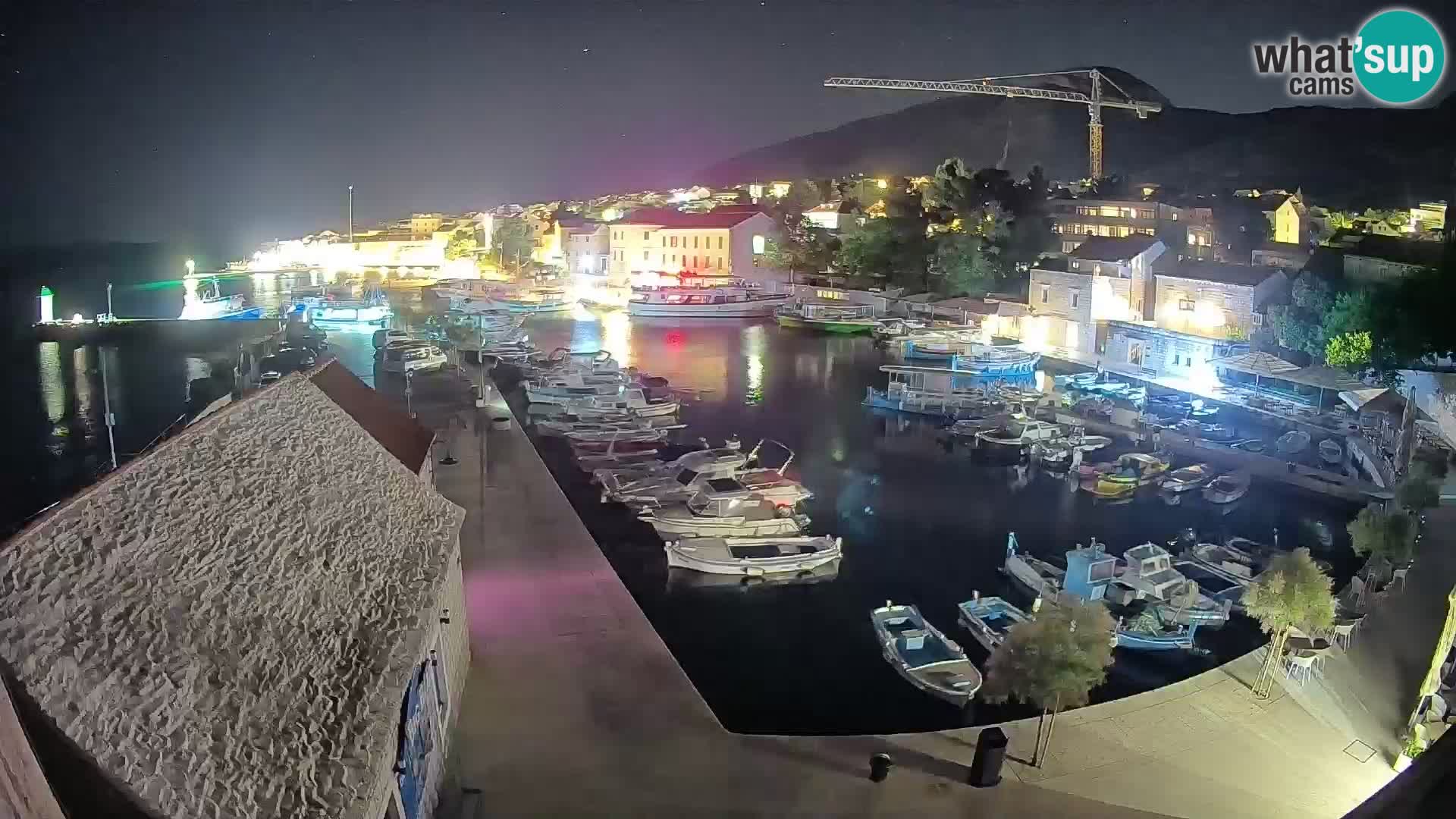 Web kamera Bol Riva – Pogled uživo na luku i marinu