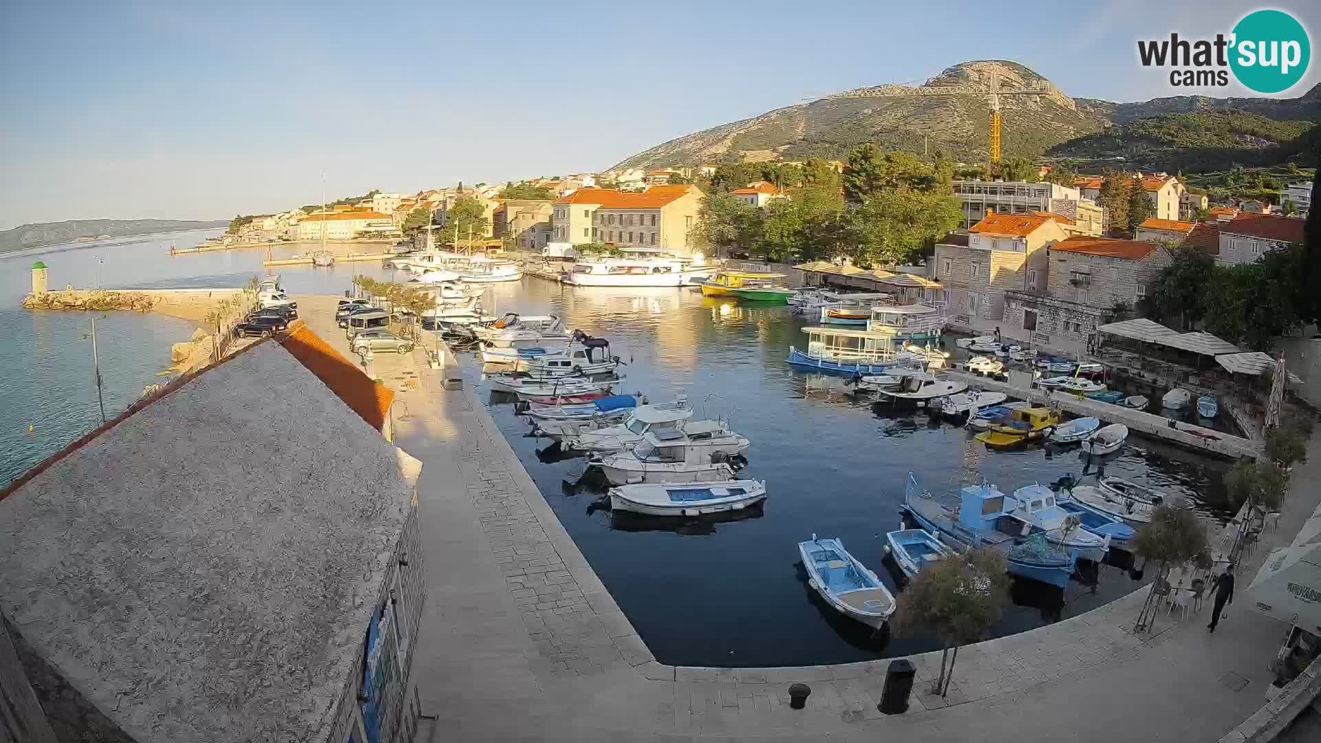 Spletna kamera Bol pristanišče – Pogled v živo na Rivo in marino