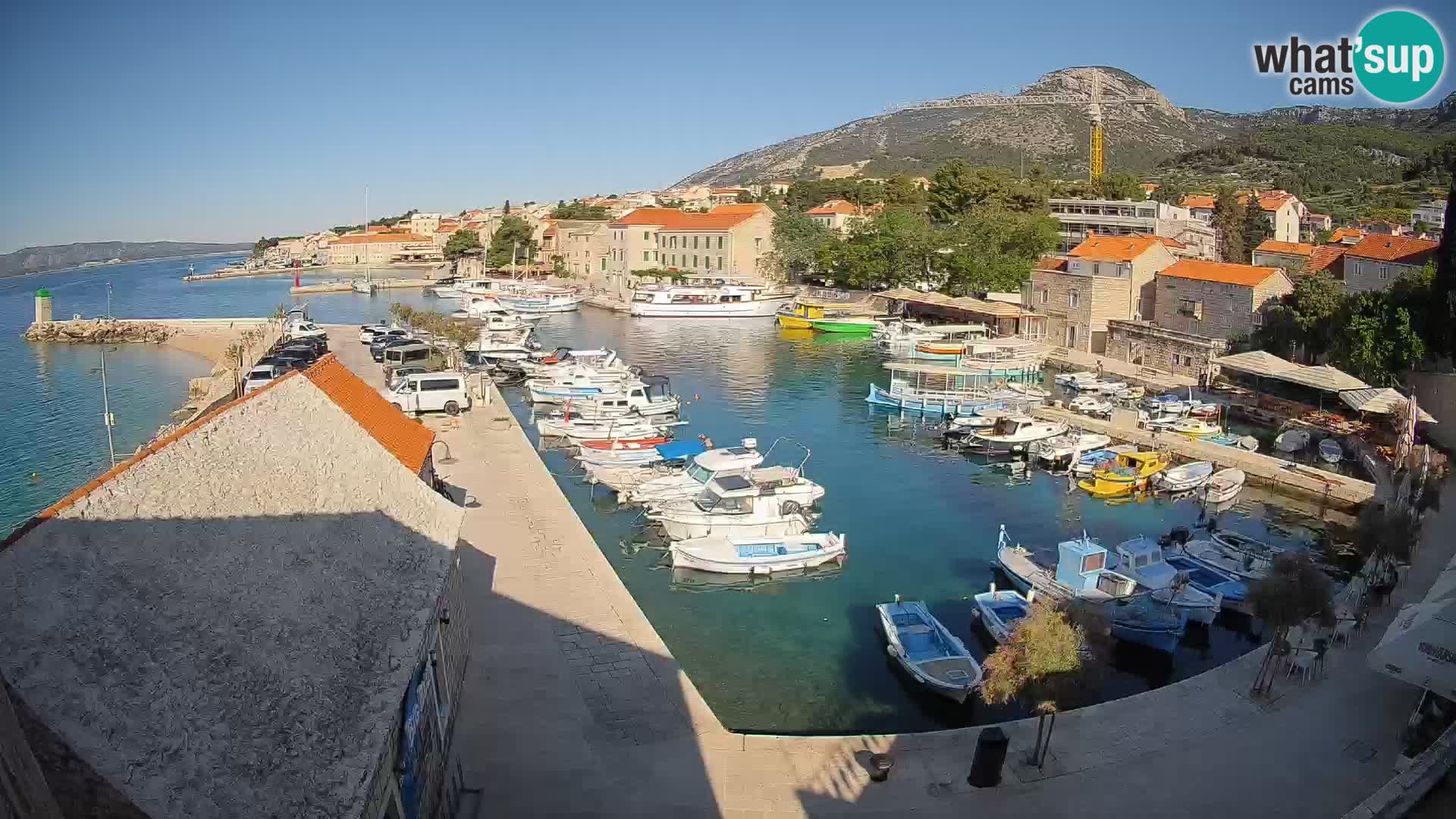 Web kamera Bol Riva – Pogled uživo na luku i marinu