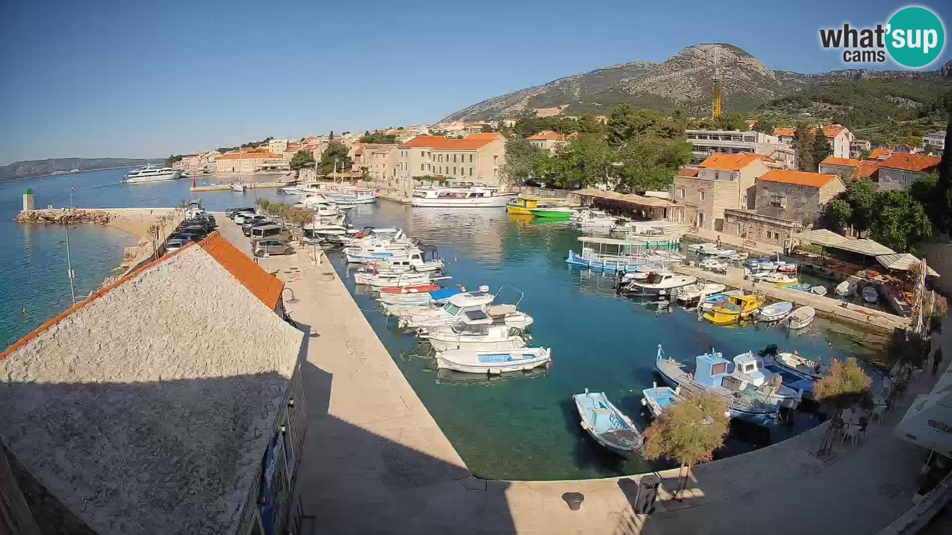 Web kamera Bol Riva – Pogled uživo na luku i marinu