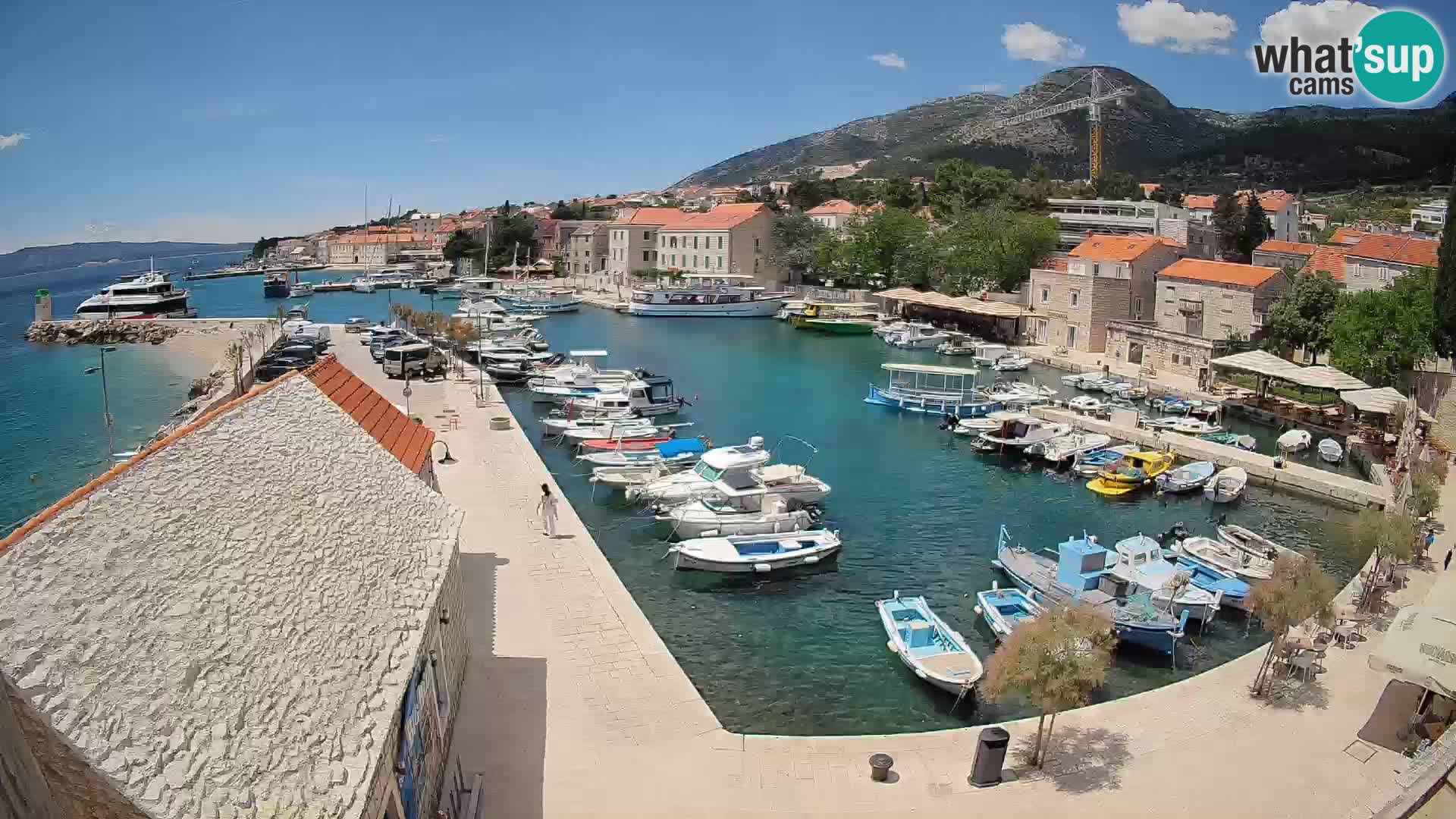 Spletna kamera Bol pristanišče – Pogled v živo na Rivo in marino