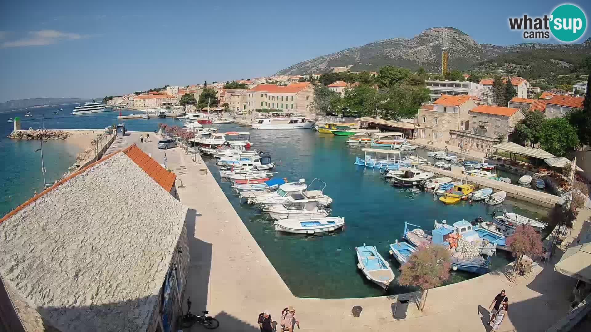 Web kamera Bol Riva – Pogled uživo na luku i marinu