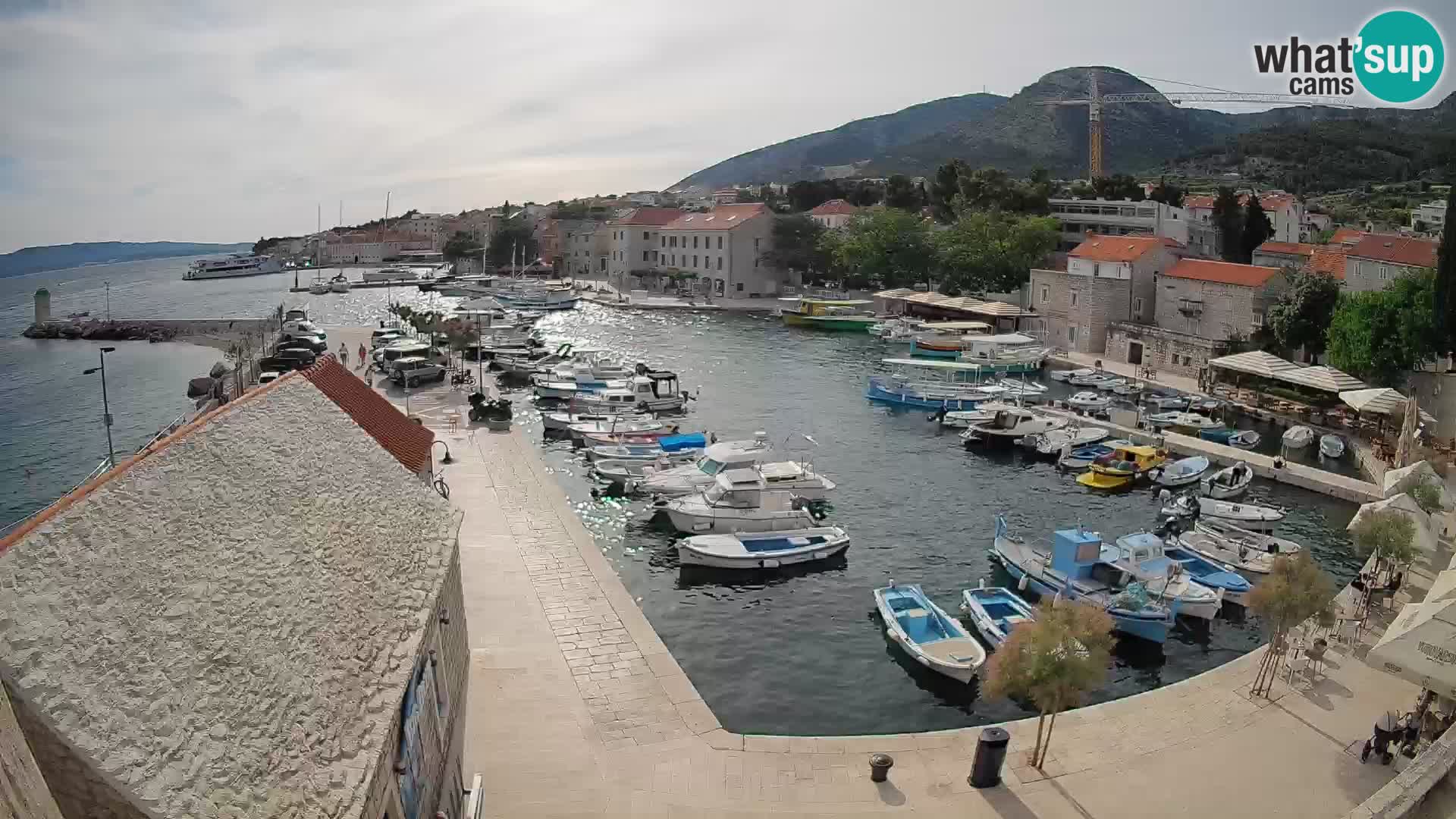Spletna kamera Bol pristanišče – Pogled v živo na Rivo in marino