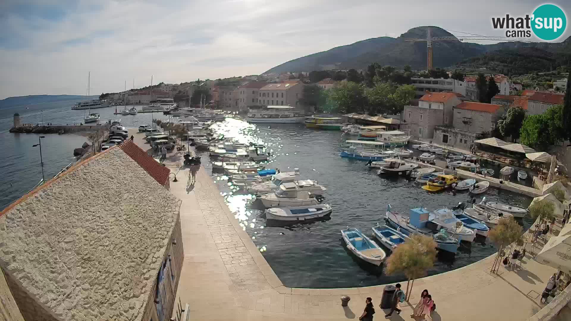 Web kamera Bol Riva – Pogled uživo na luku i marinu