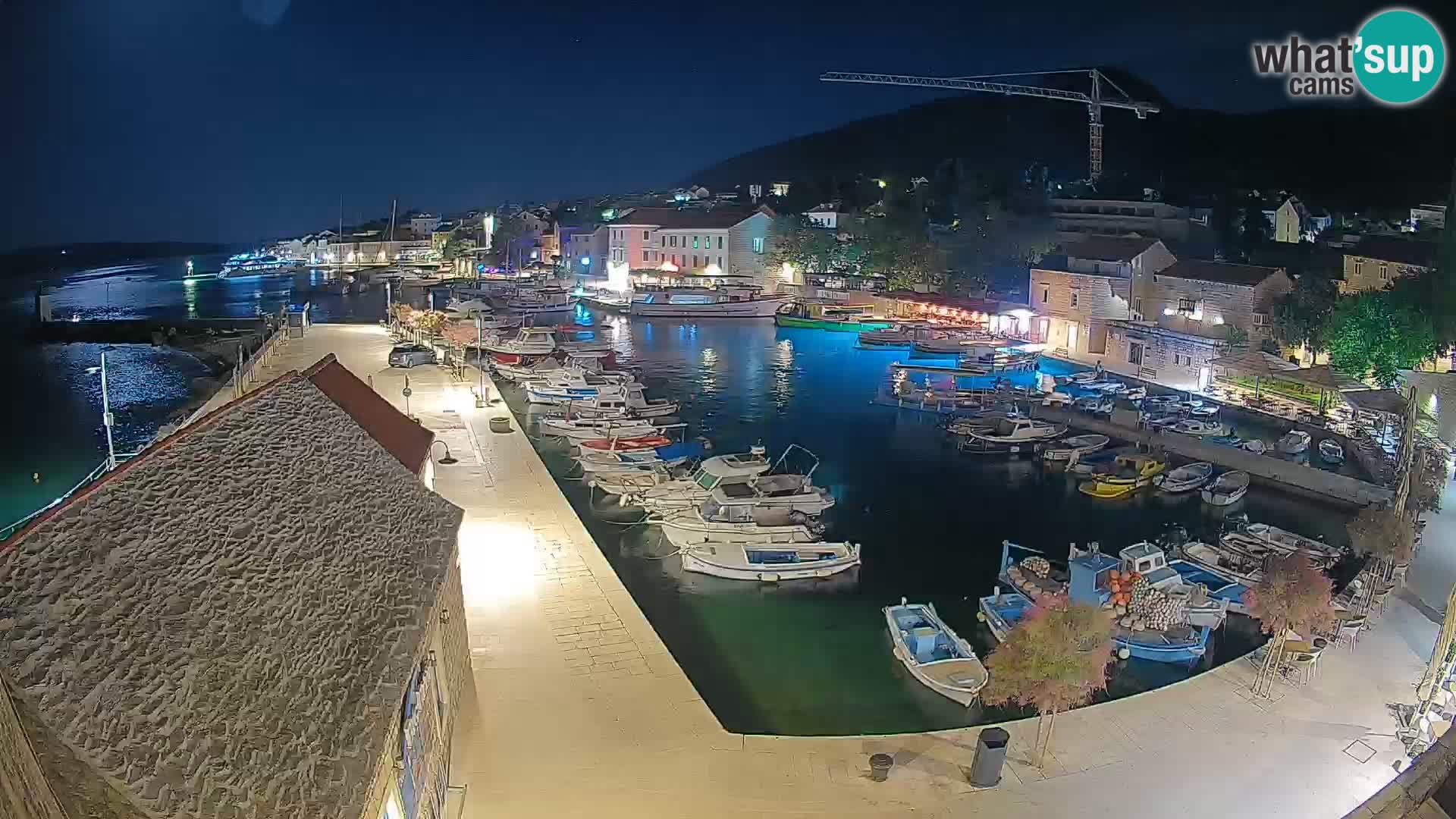 Spletna kamera Bol pristanišče – Pogled v živo na Rivo in marino
