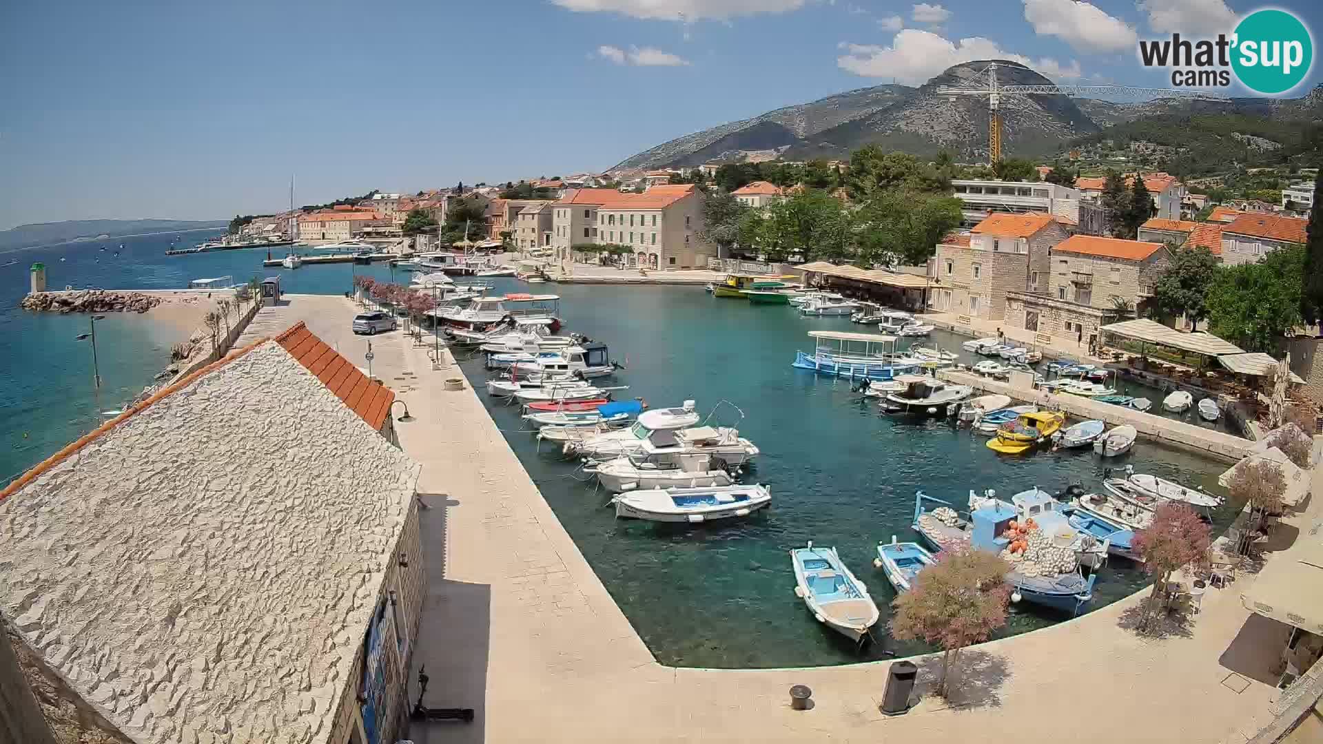 Spletna kamera Bol pristanišče – Pogled v živo na Rivo in marino