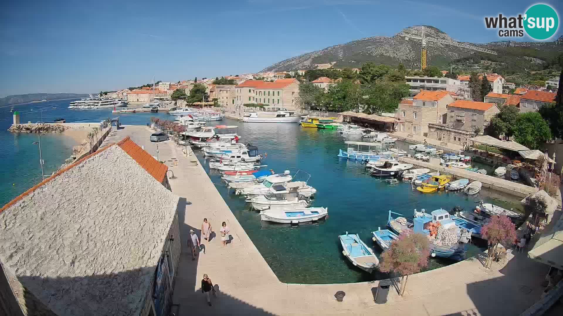Web kamera Bol Riva – Pogled uživo na luku i marinu