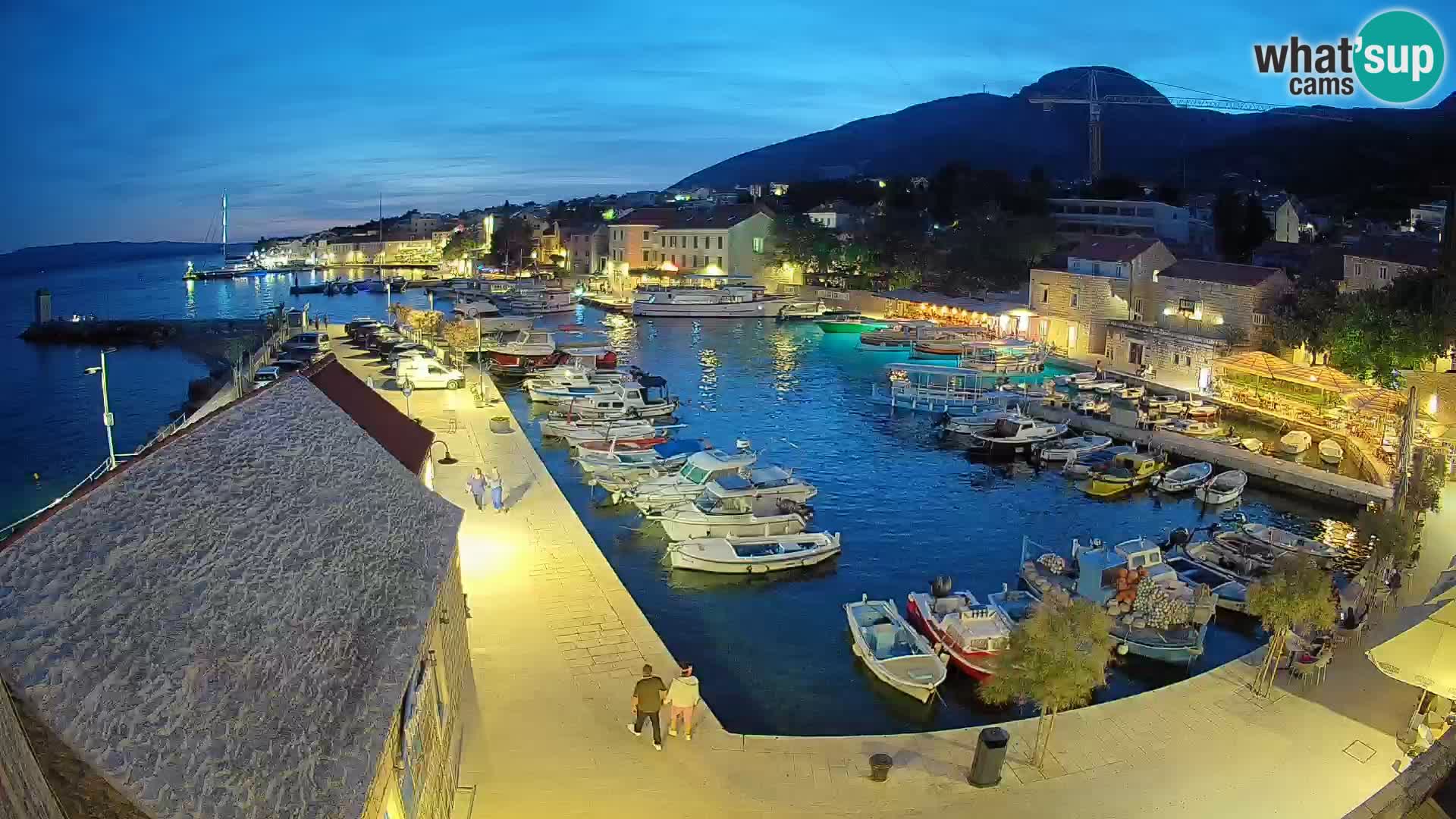 Spletna kamera Bol pristanišče – Pogled v živo na Rivo in marino