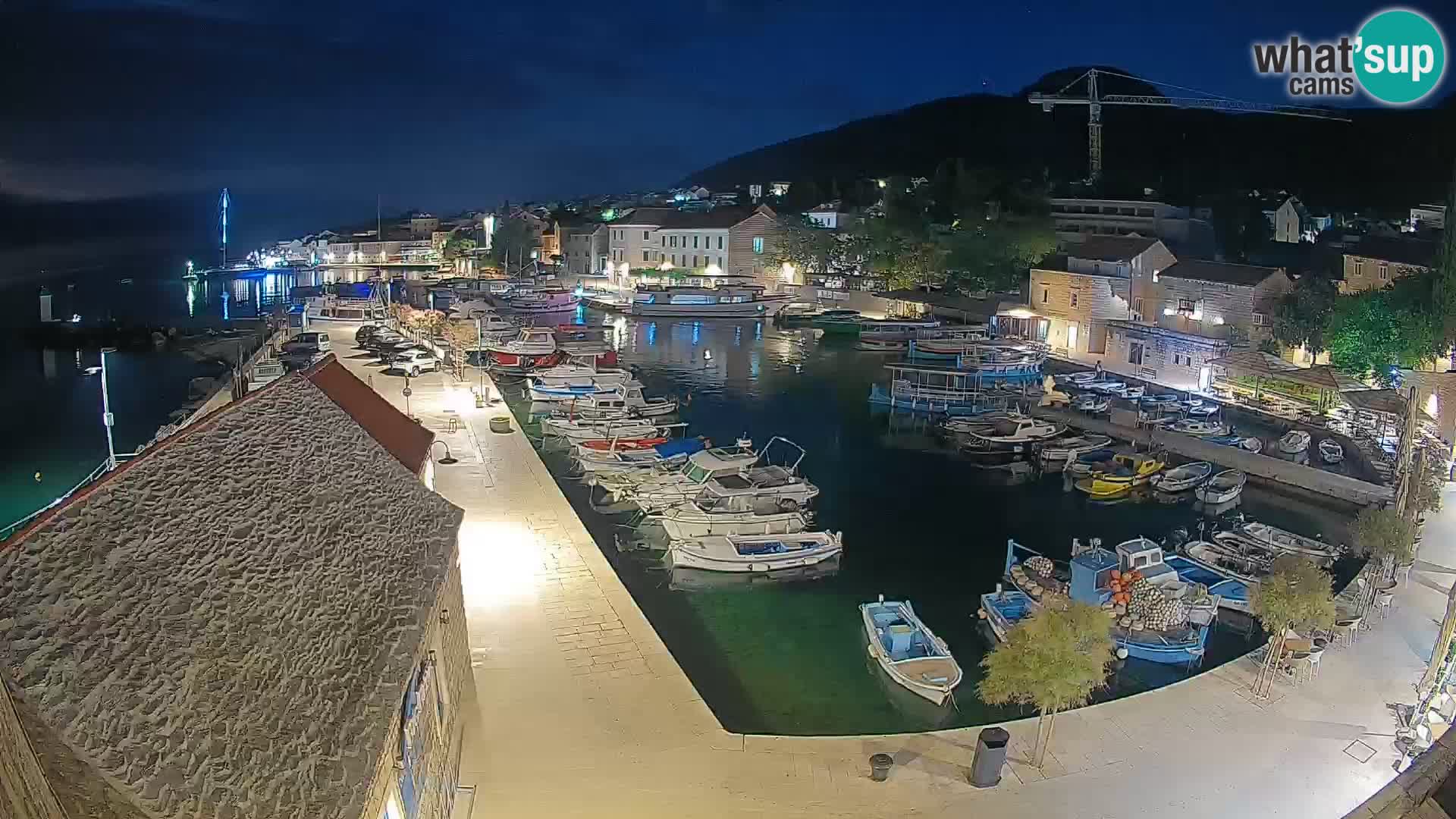 Spletna kamera Bol pristanišče – Pogled v živo na Rivo in marino
