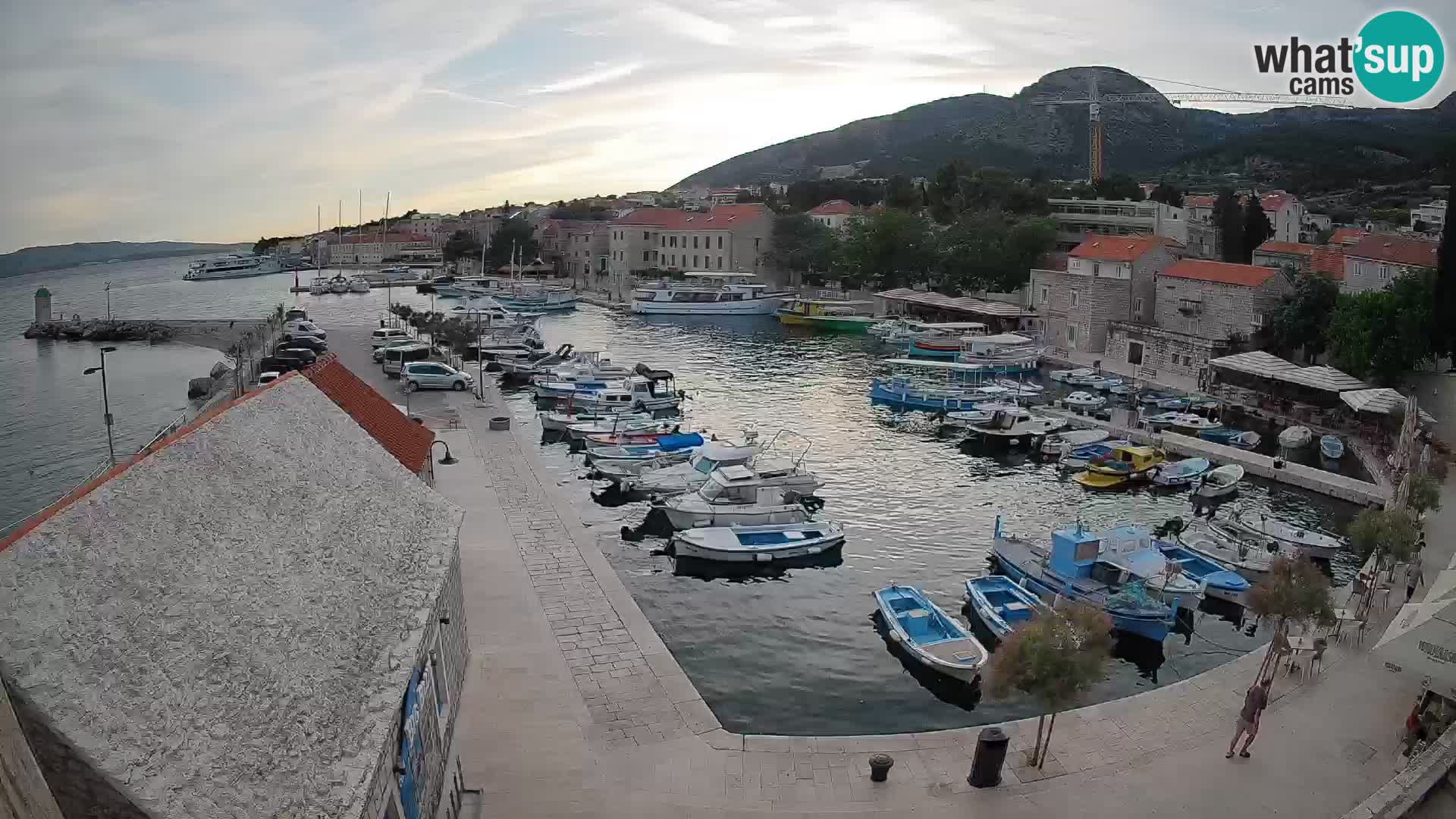 Web kamera Bol Riva – Pogled uživo na luku i marinu