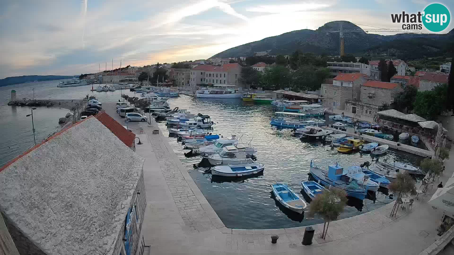 Web kamera Bol Riva – Pogled uživo na luku i marinu