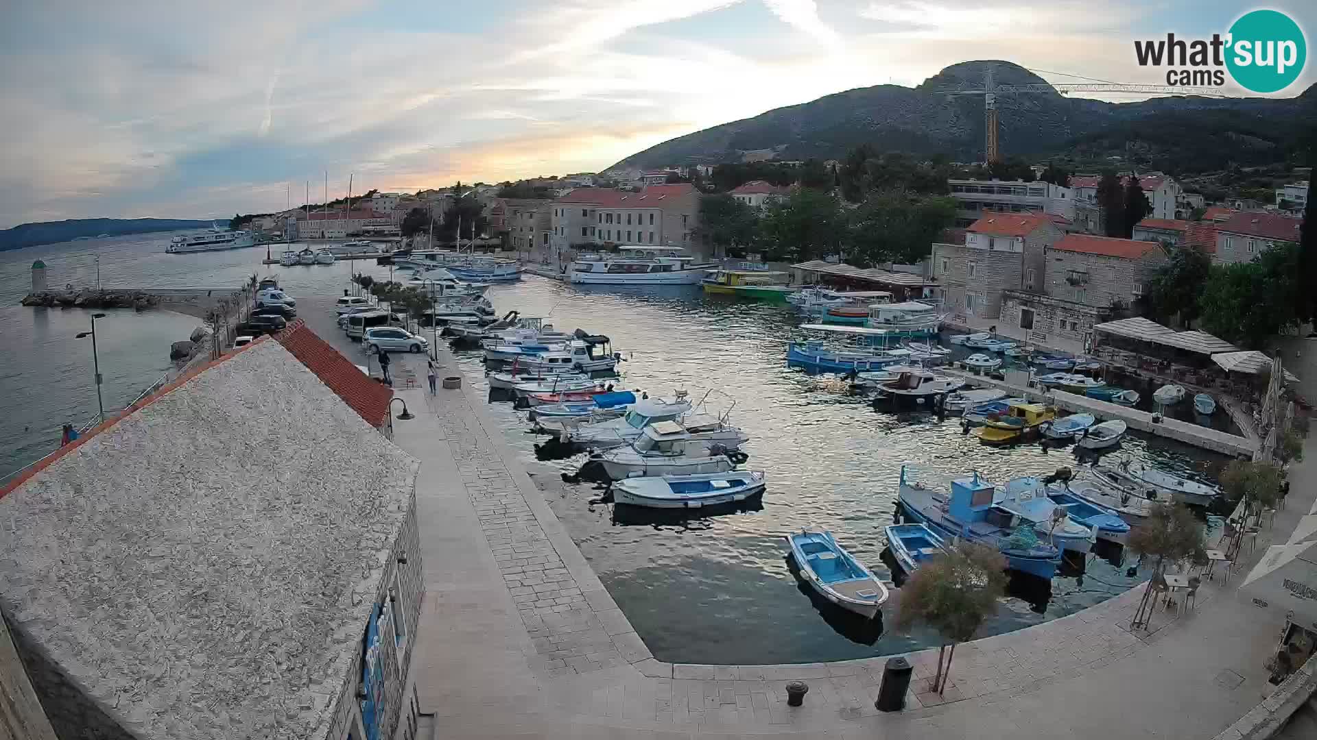 Web kamera Bol Riva – Pogled uživo na luku i marinu