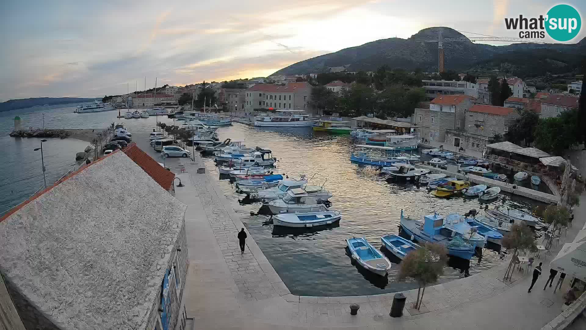 Web kamera Bol Riva – Pogled uživo na luku i marinu