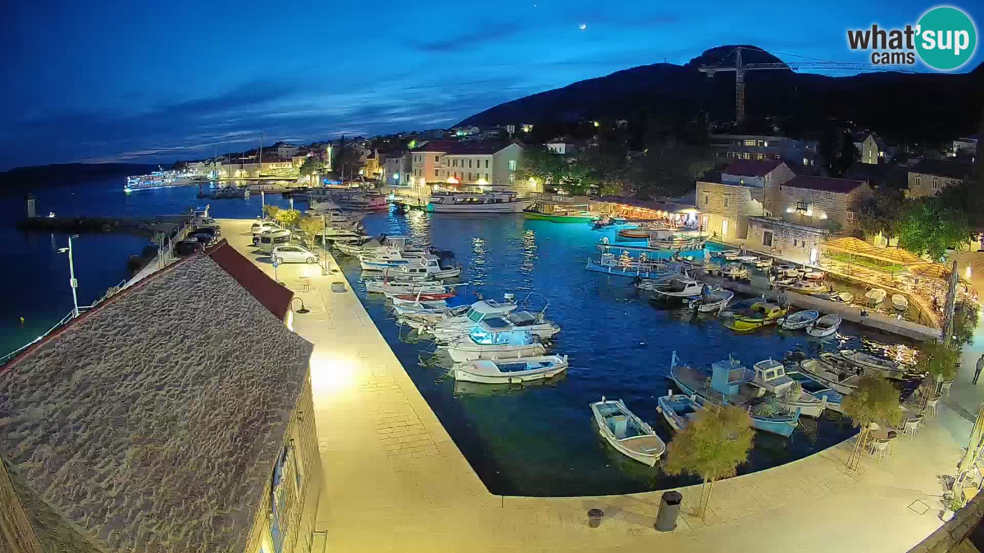 Web kamera Bol Riva – Pogled uživo na luku i marinu