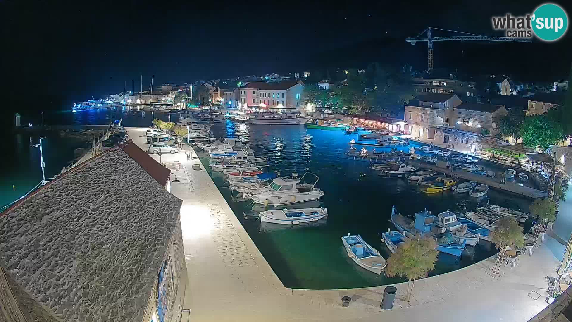 Web kamera Bol Riva – Pogled uživo na luku i marinu