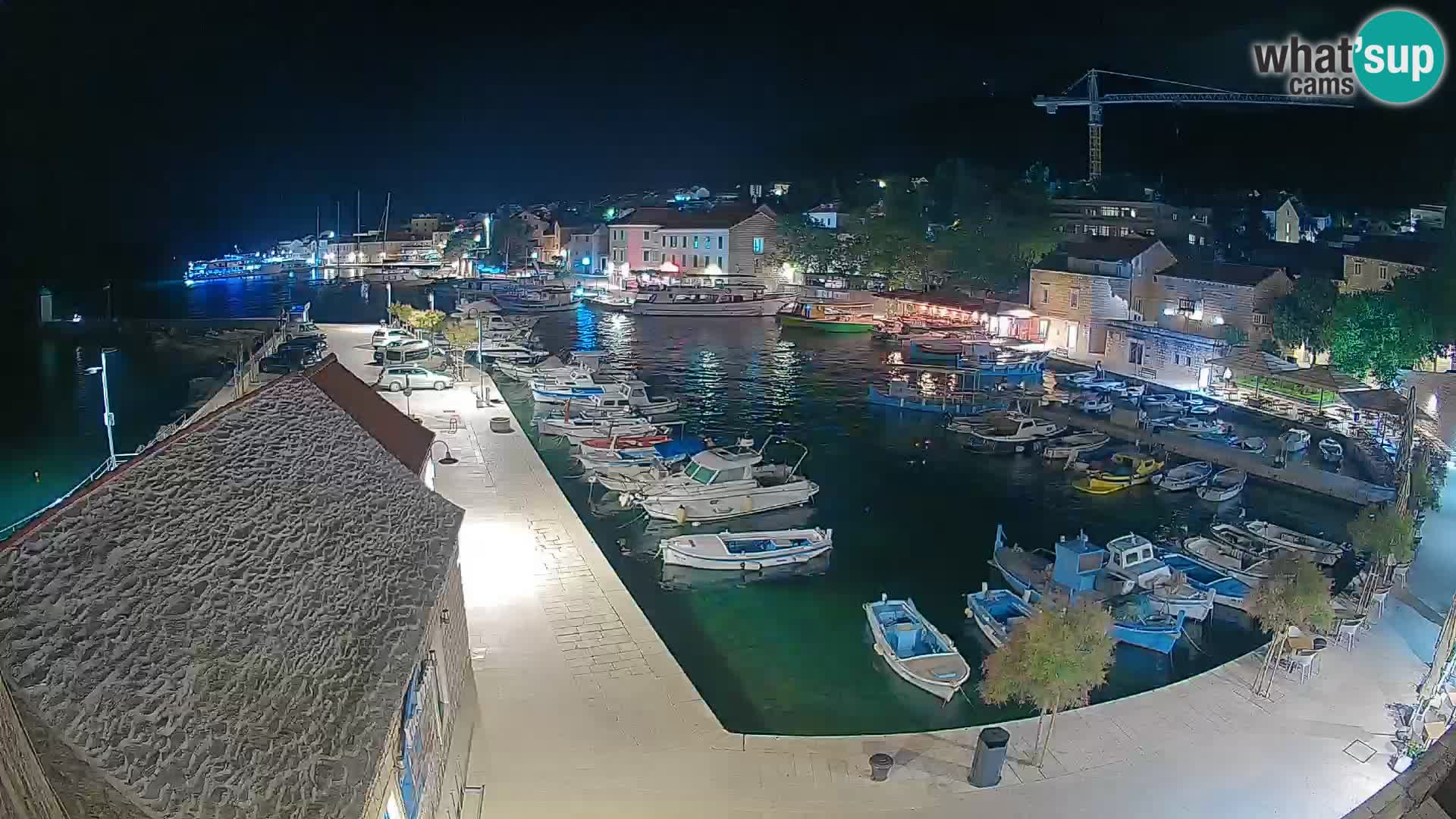 Spletna kamera Bol pristanišče – Pogled v živo na Rivo in marino