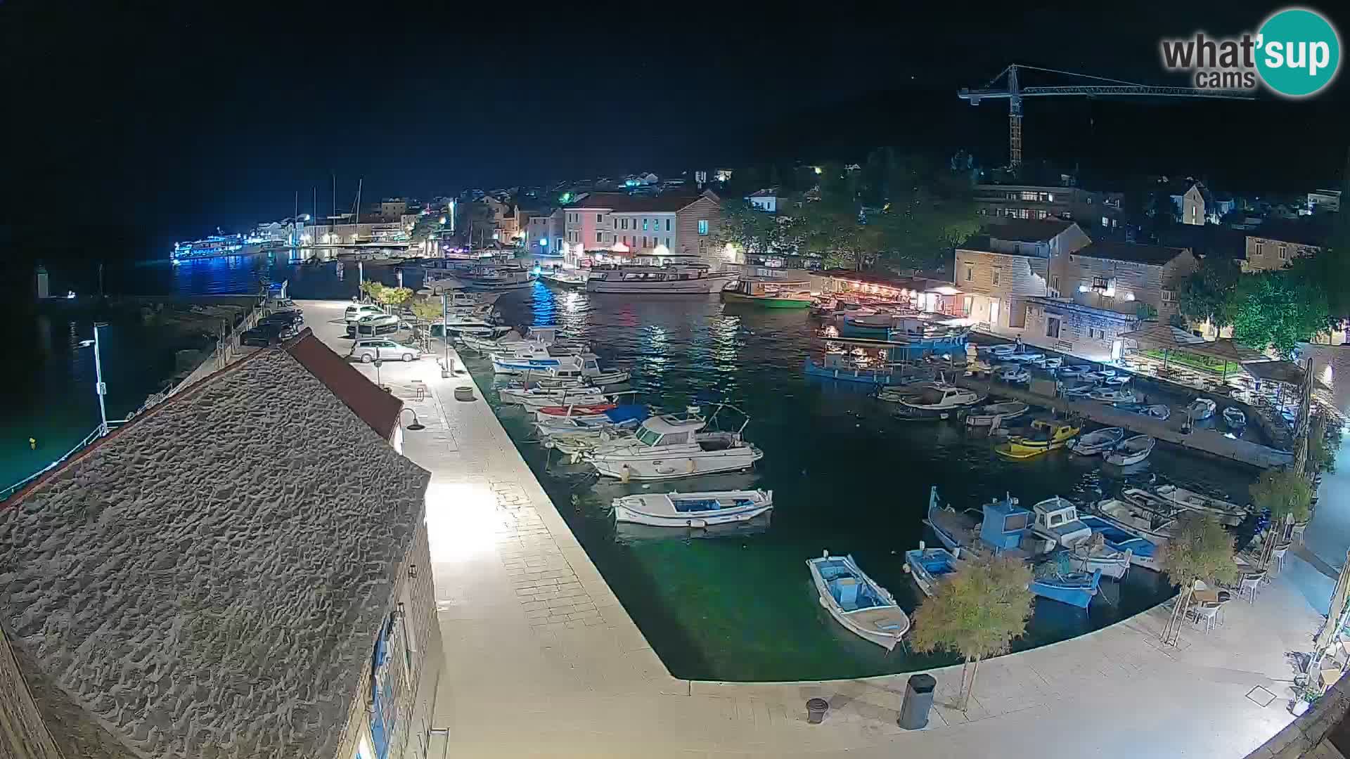 Spletna kamera Bol pristanišče – Pogled v živo na Rivo in marino