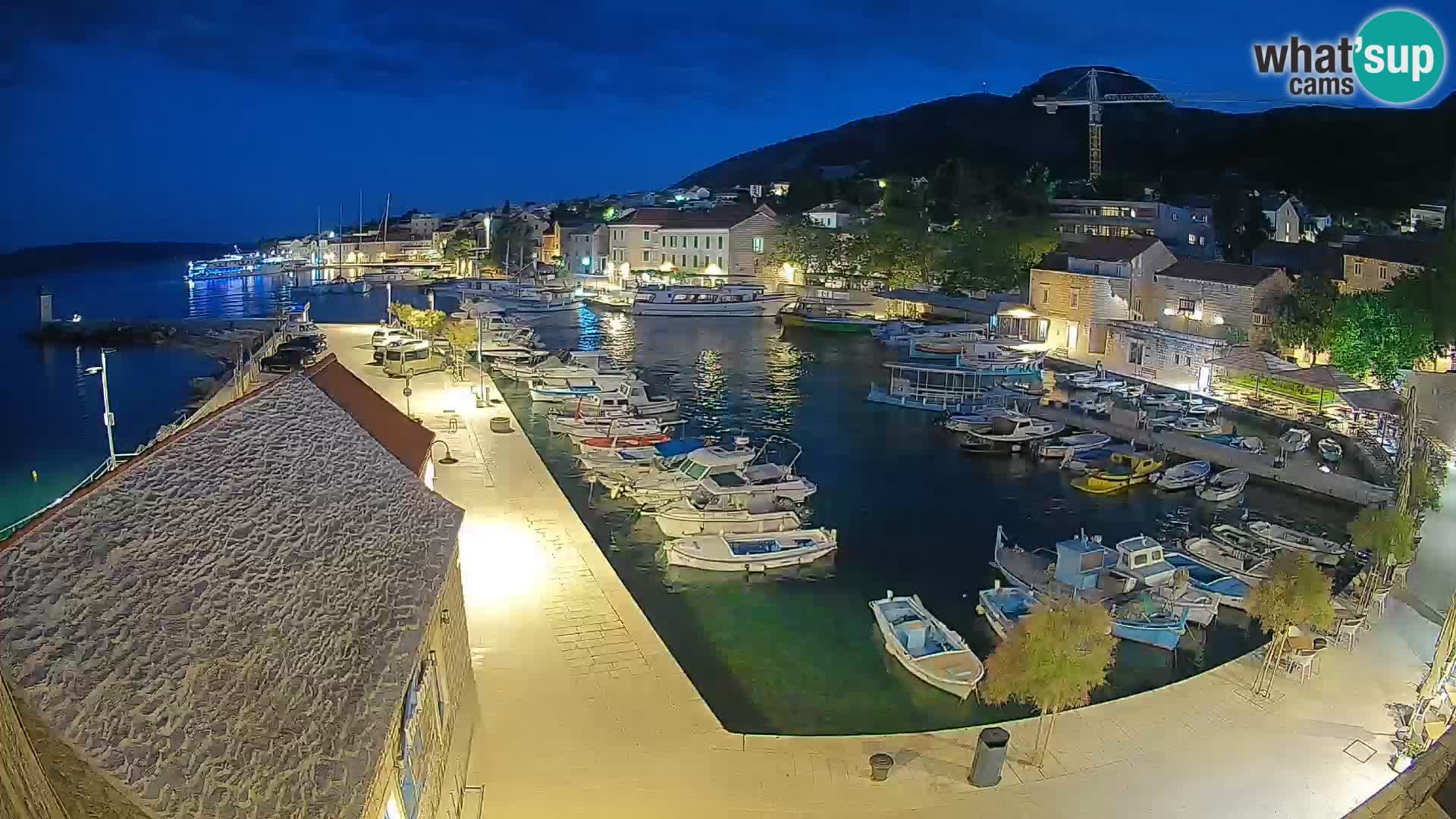 Web kamera Bol Riva – Pogled uživo na luku i marinu