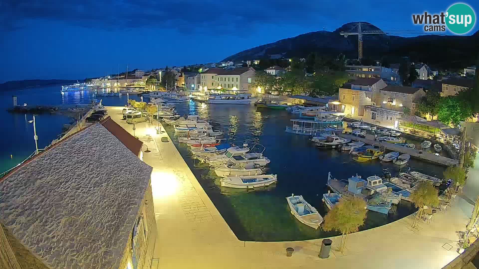 Spletna kamera Bol pristanišče – Pogled v živo na Rivo in marino