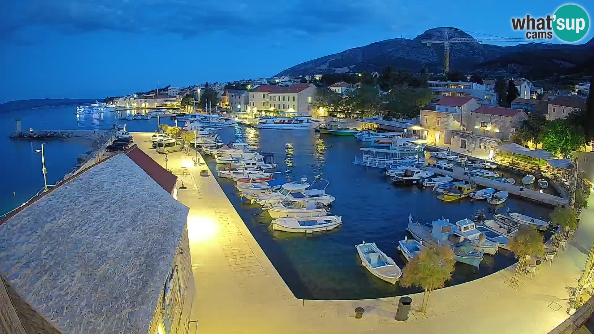 Spletna kamera Bol pristanišče – Pogled v živo na Rivo in marino