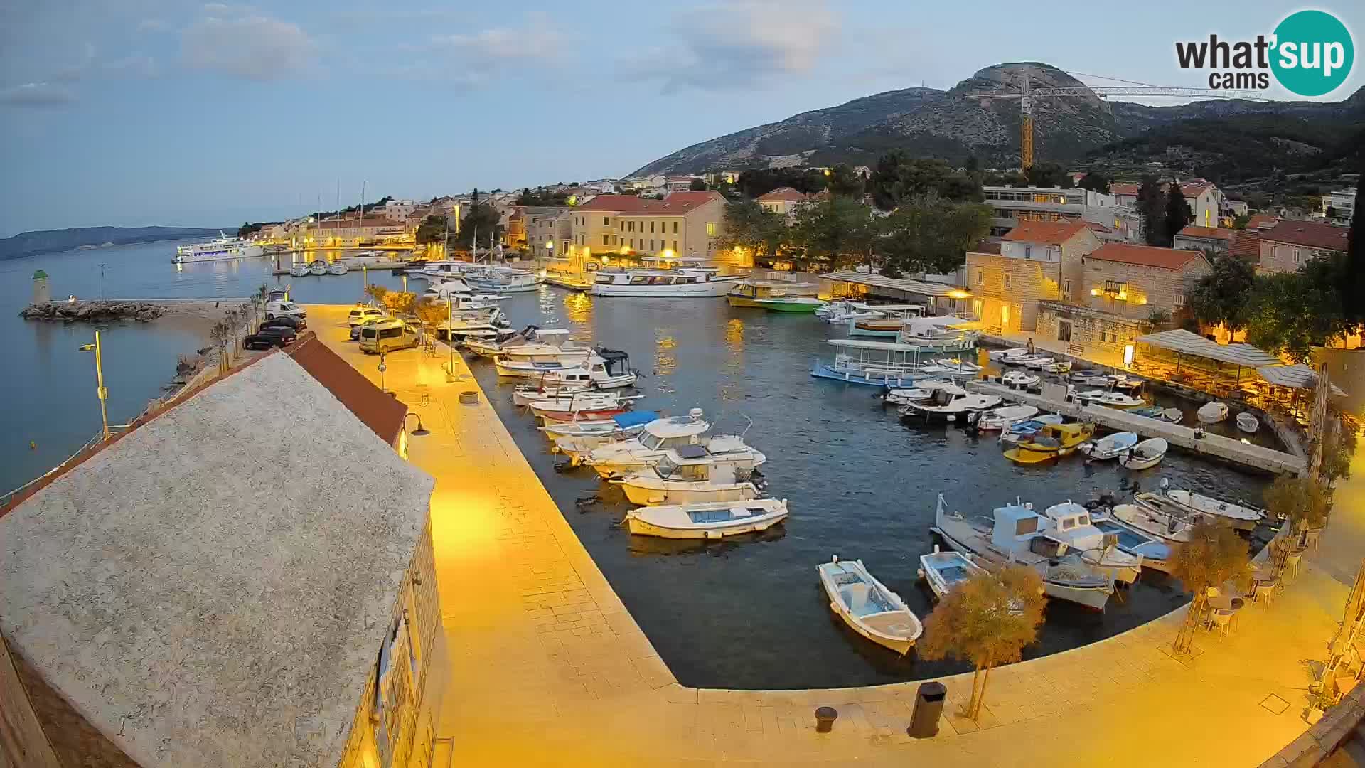 Web kamera Bol Riva – Pogled uživo na luku i marinu
