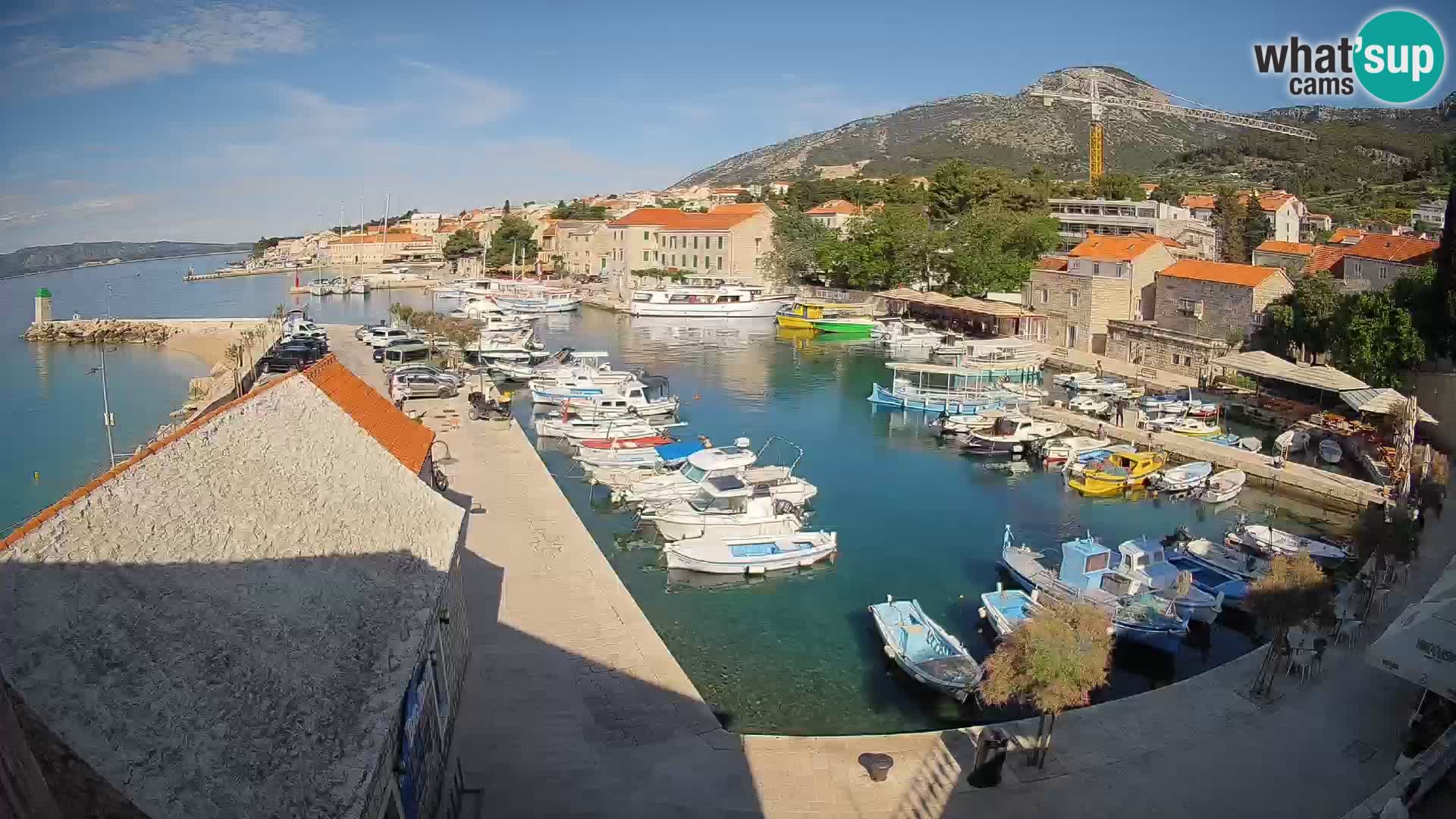 Spletna kamera Bol pristanišče – Pogled v živo na Rivo in marino