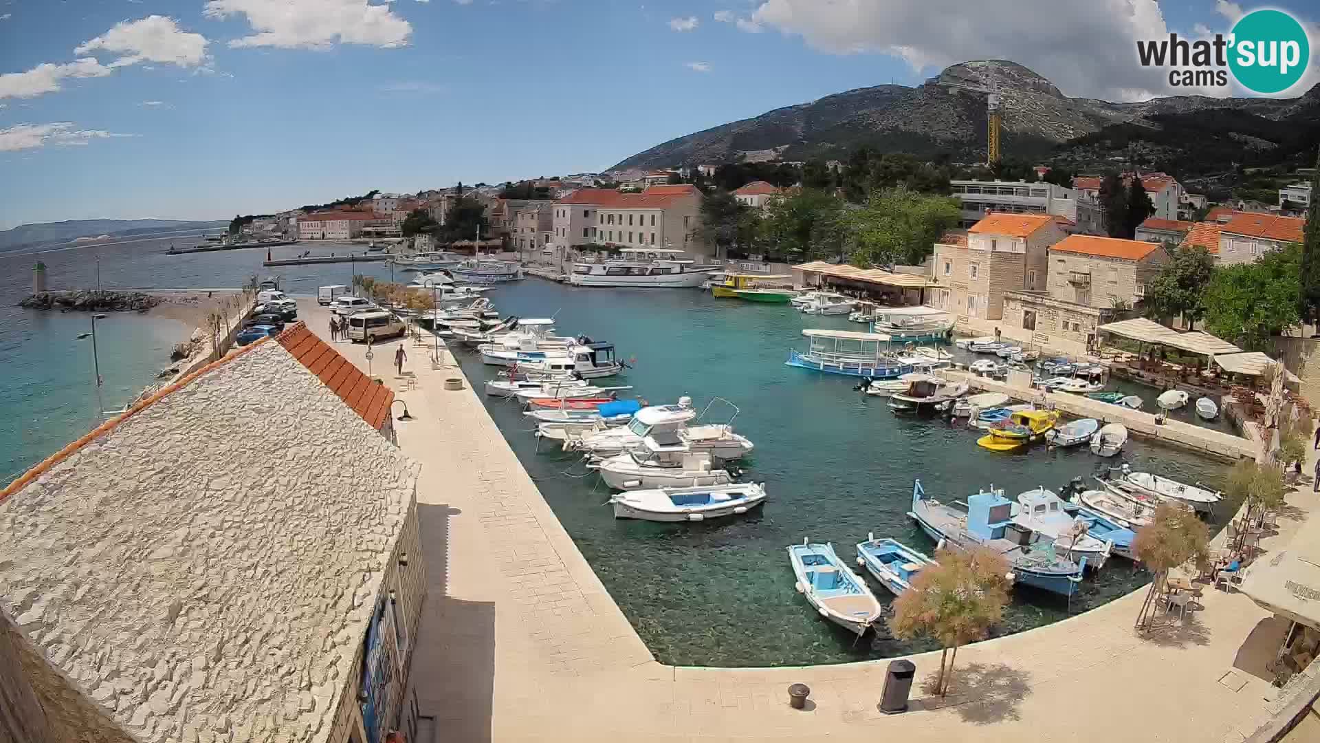 Spletna kamera Bol pristanišče – Pogled v živo na Rivo in marino