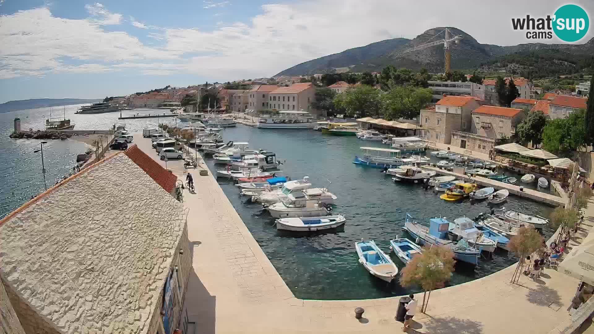 Spletna kamera Bol pristanišče – Pogled v živo na Rivo in marino