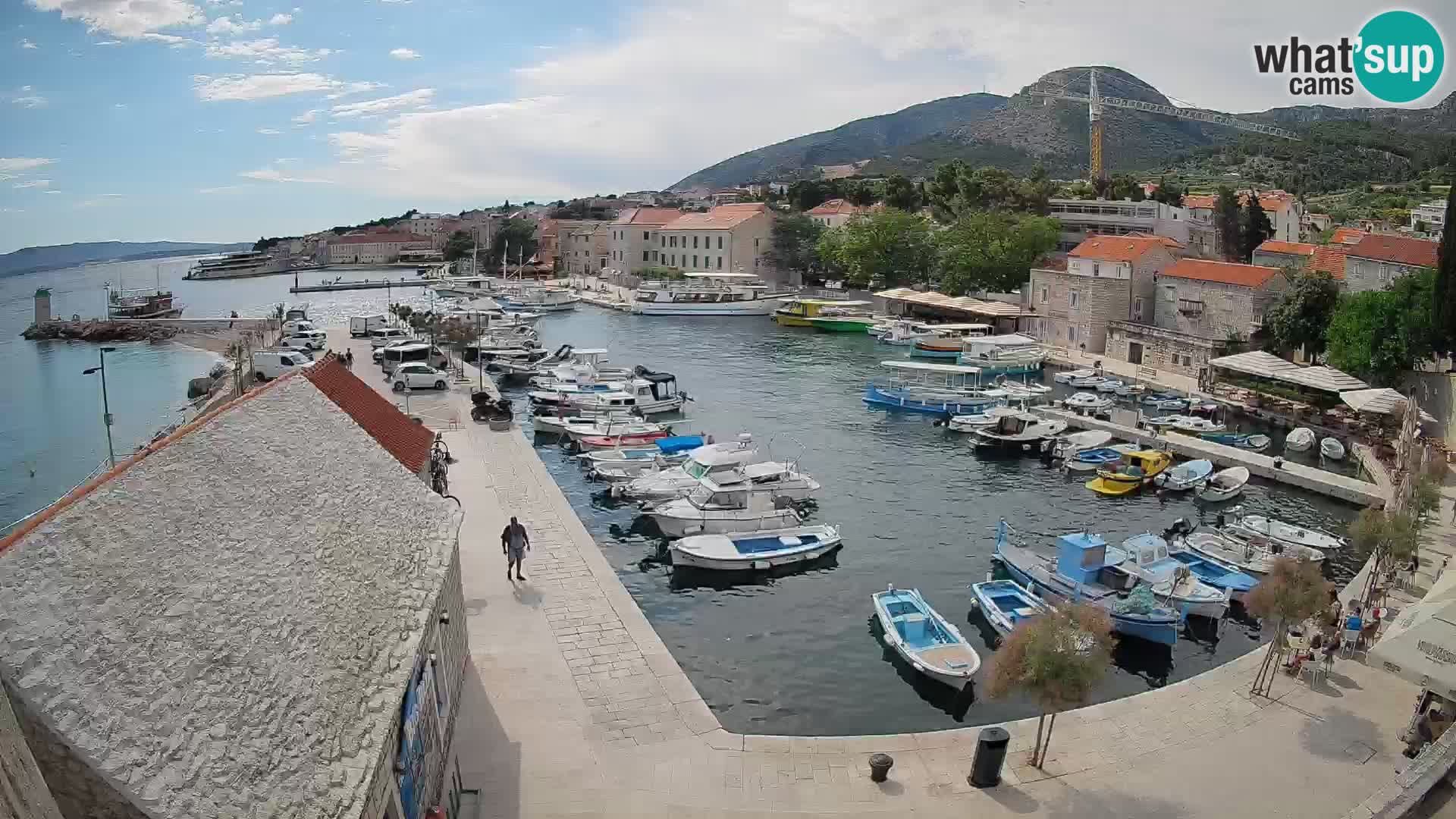 Spletna kamera Bol pristanišče – Pogled v živo na Rivo in marino