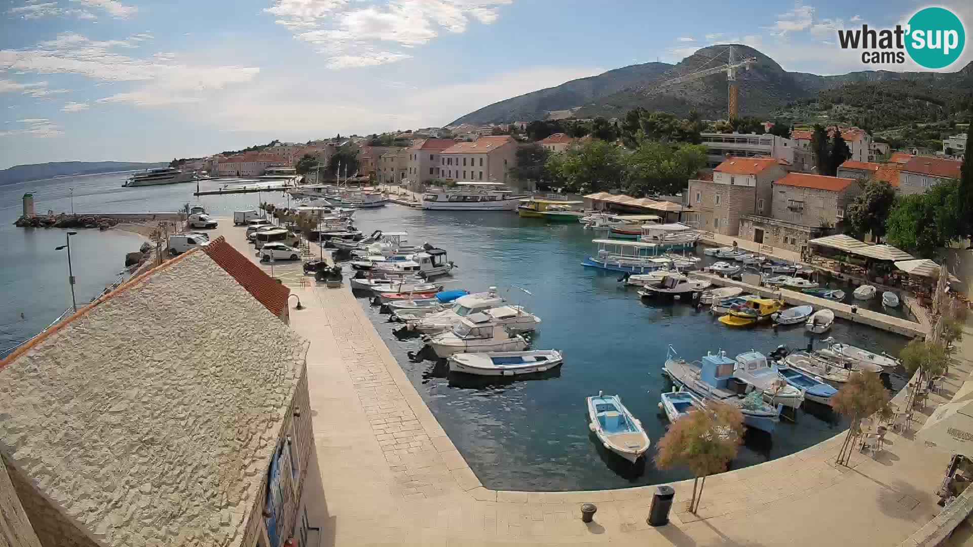 Spletna kamera Bol pristanišče – Pogled v živo na Rivo in marino