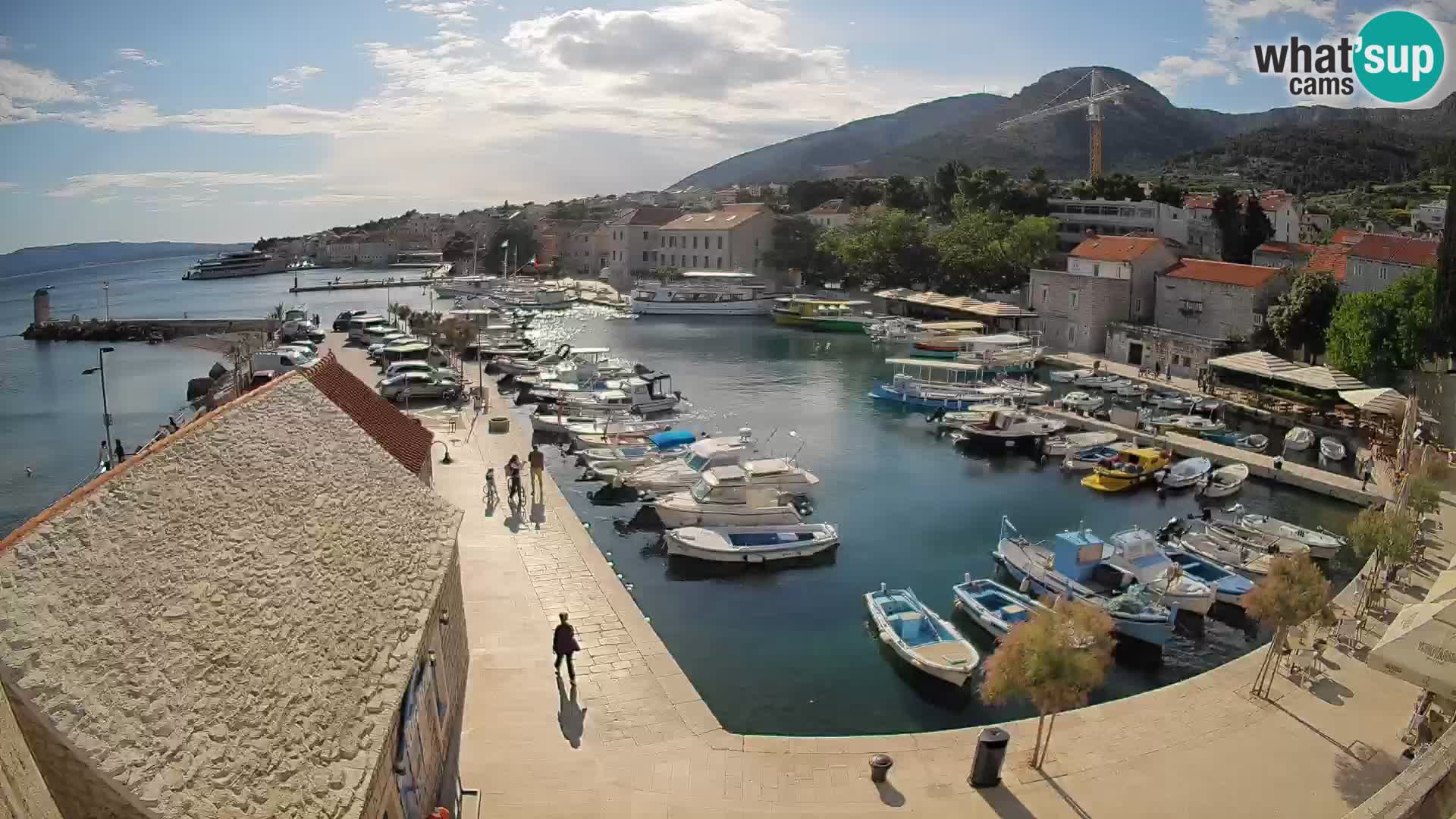 Spletna kamera Bol pristanišče – Pogled v živo na Rivo in marino