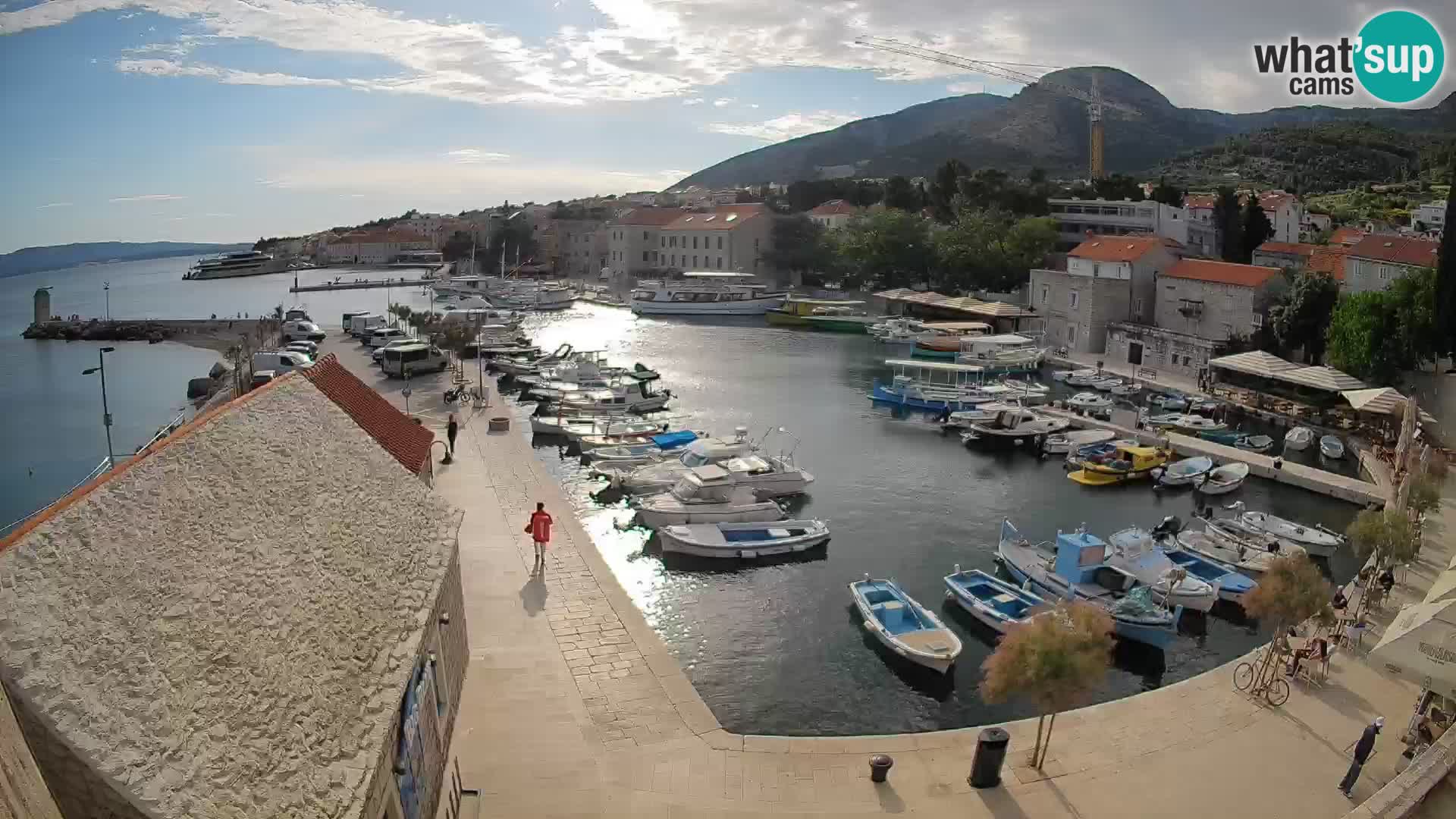 Spletna kamera Bol pristanišče – Pogled v živo na Rivo in marino