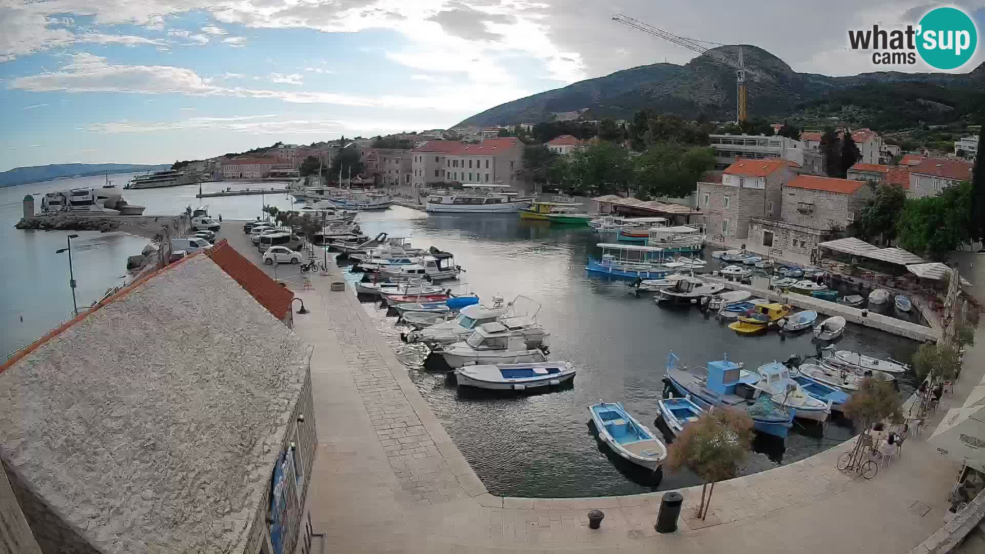 Spletna kamera Bol pristanišče – Pogled v živo na Rivo in marino