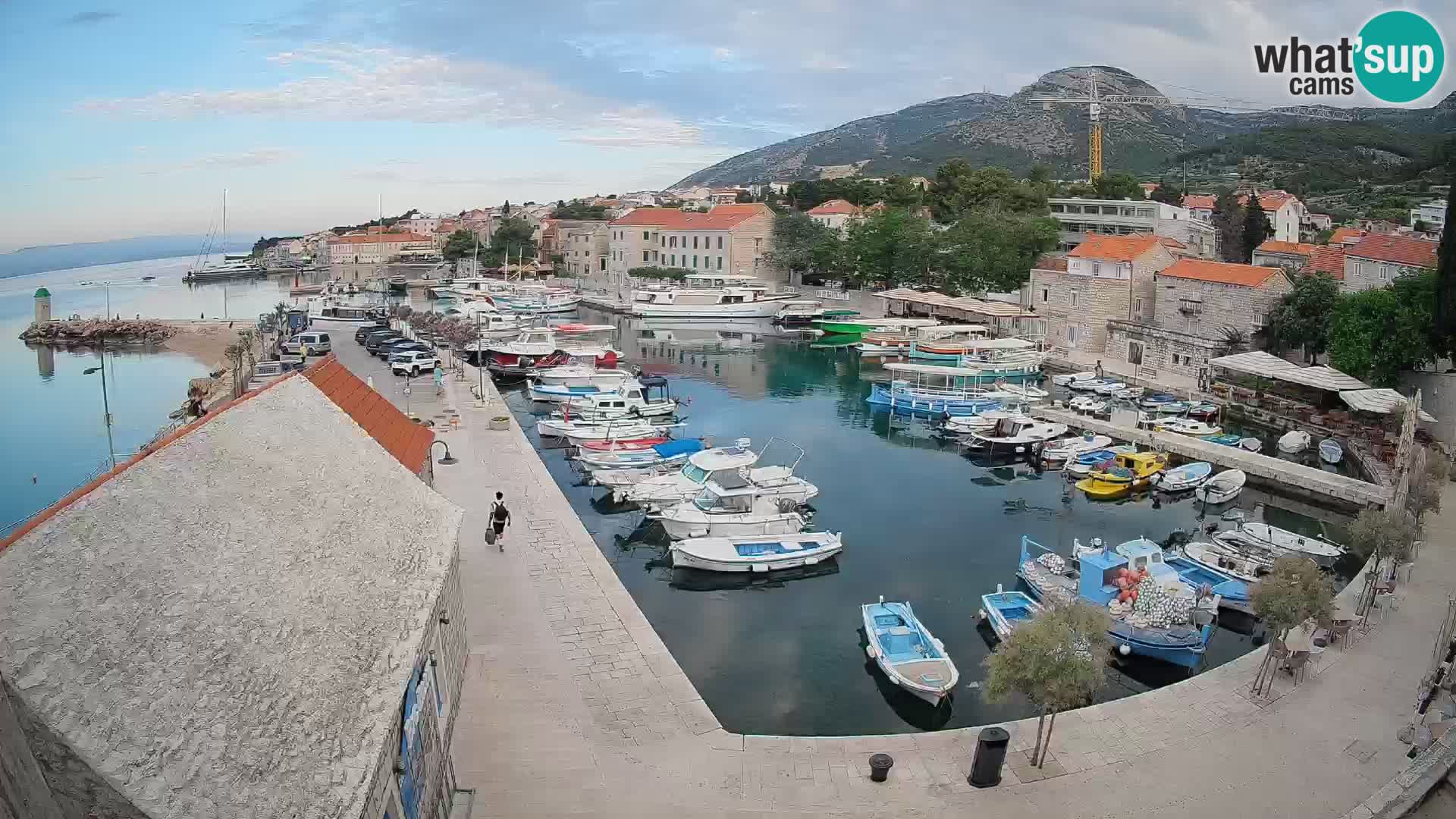 Spletna kamera Bol pristanišče – Pogled v živo na Rivo in marino