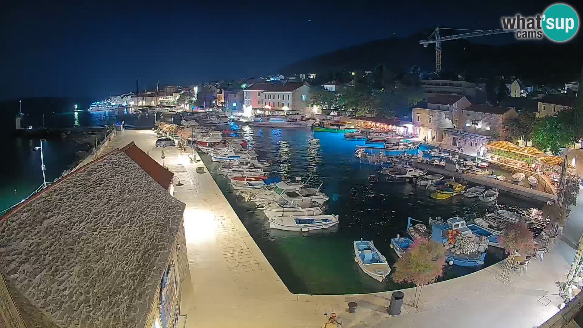 Spletna kamera Bol pristanišče – Pogled v živo na Rivo in marino